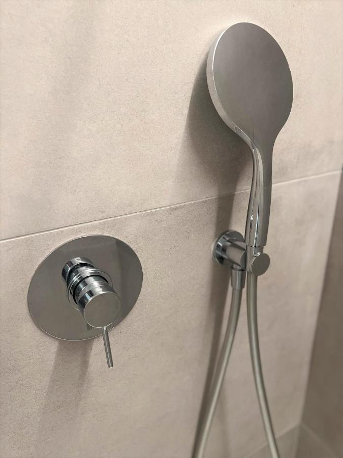 Estudio con cama grande adaptado para personas con movilidad reducida