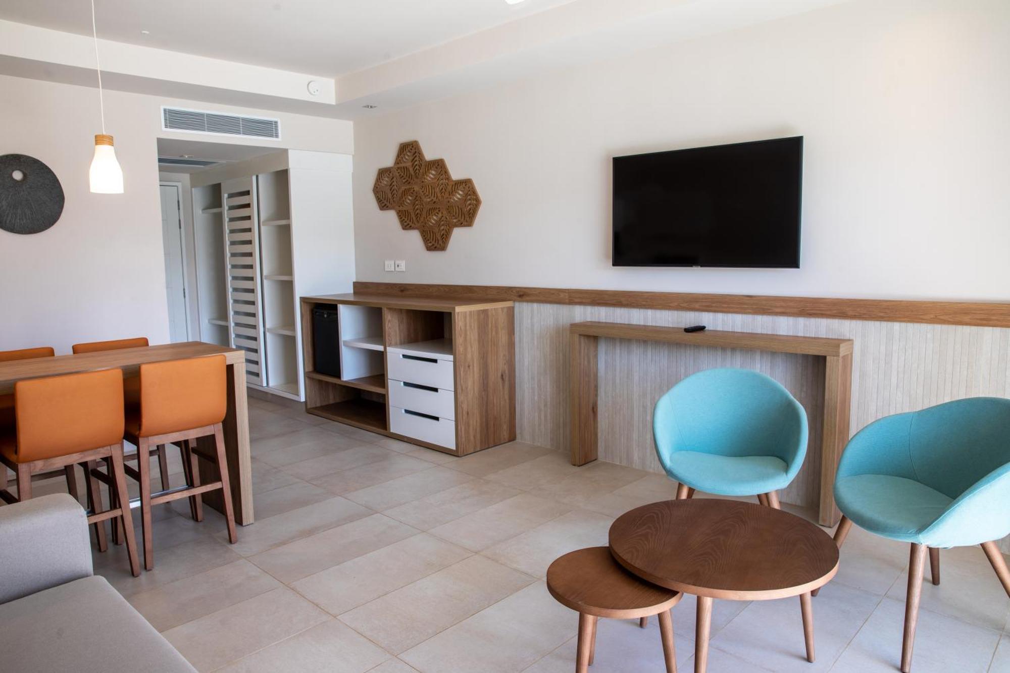 1 King Bed Family Suite SGL