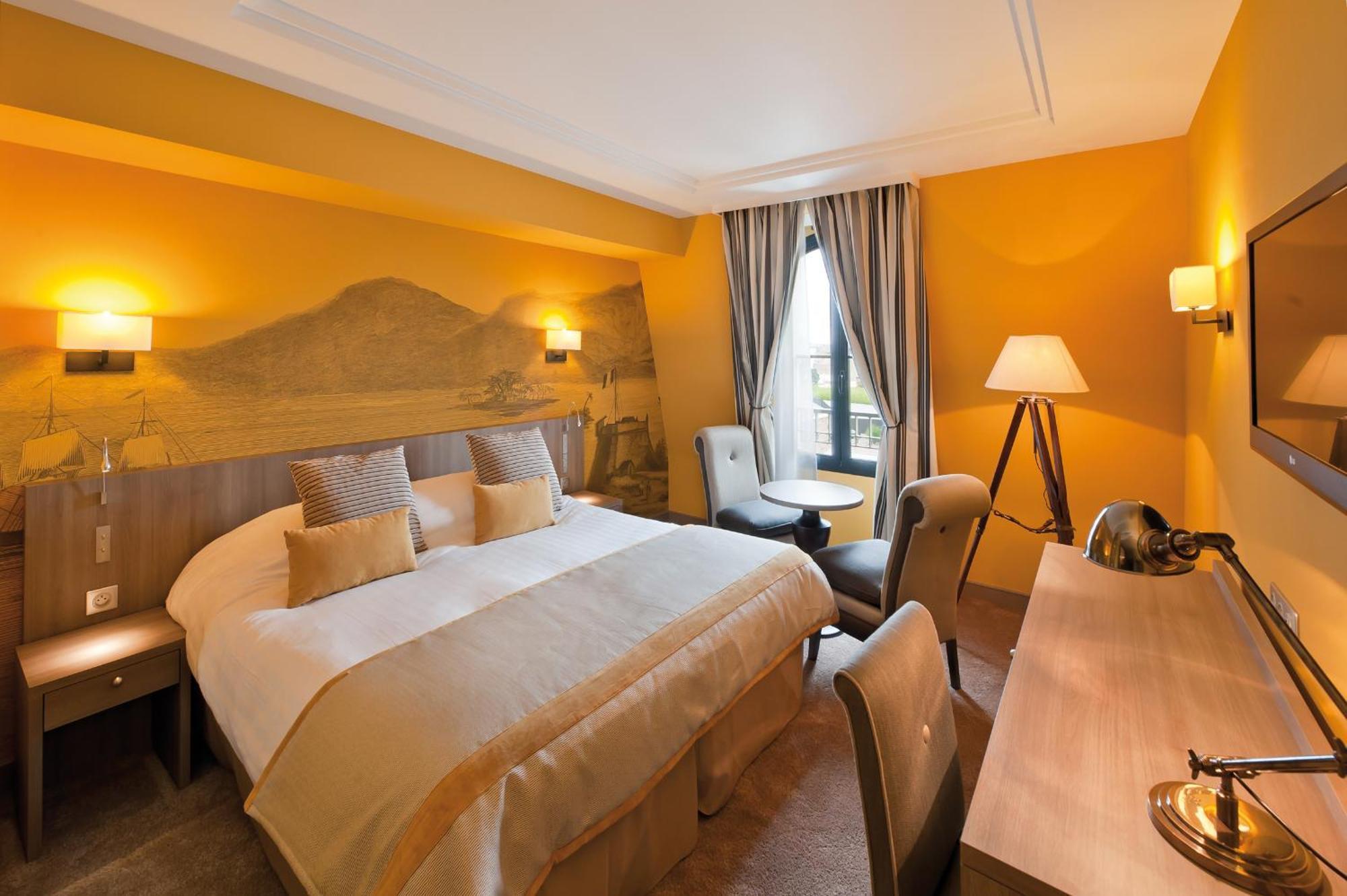 Superior Double or Twin Room Partial Sea View