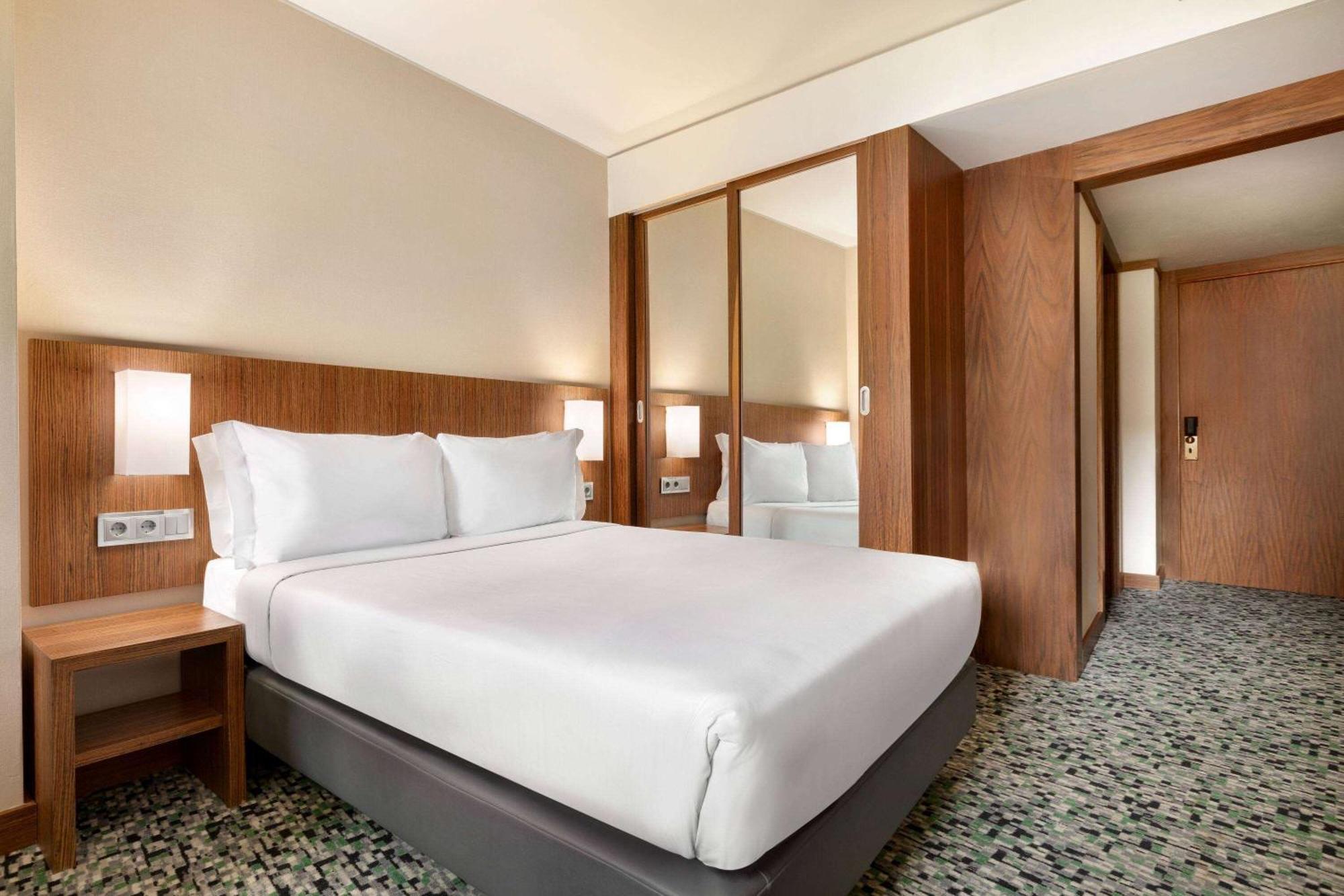 Chambre Lit Queen-Size pour Personnes à Mobilité Réduite - Non-Fumeurs - Vue sur Ville