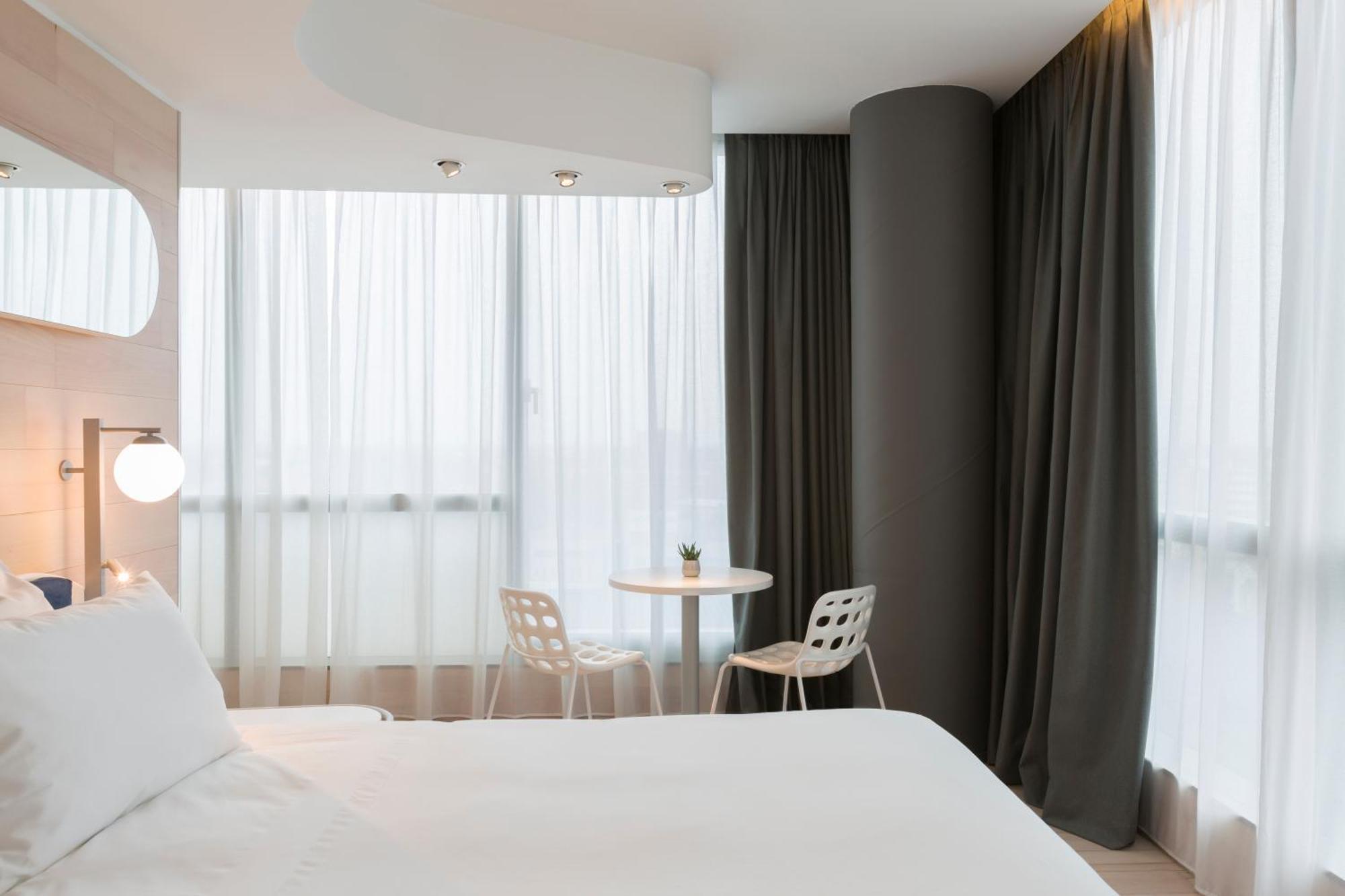 Habitación Esquinera Prémium con cama extragrande y vistas a la ciudad