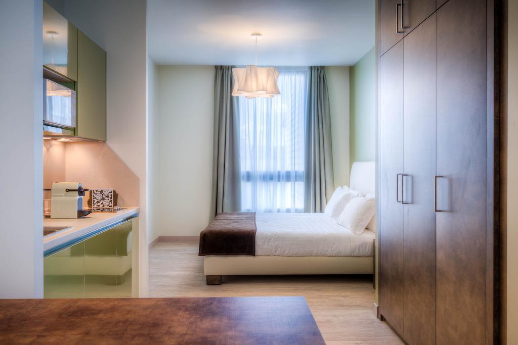 Superior Studio kitchen & Pool Access