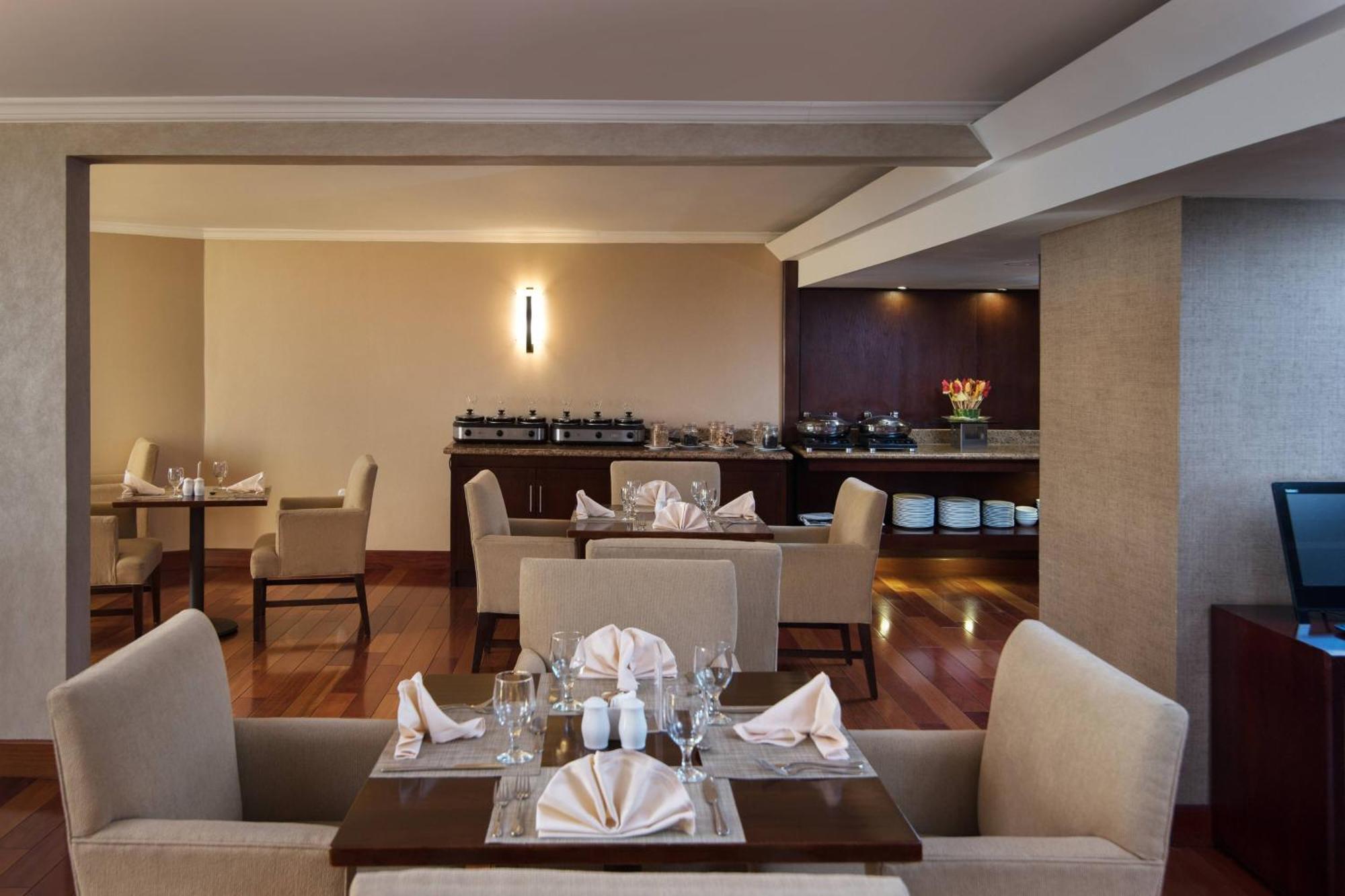 Club lounge access, Larger Guest room, 1 King, Ocean view
