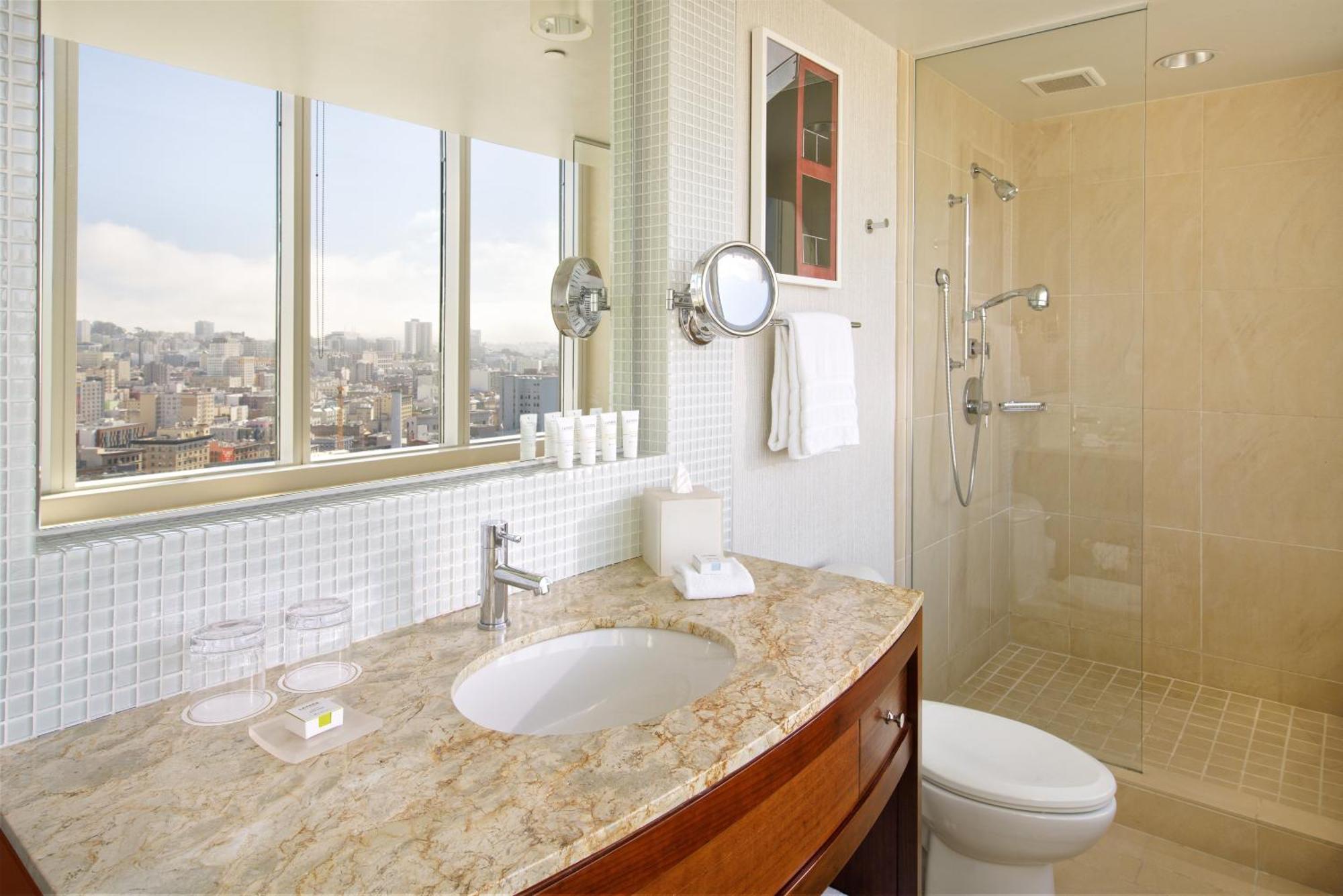 Classic Zimmer mit Queensize-Bett und Stadtblick