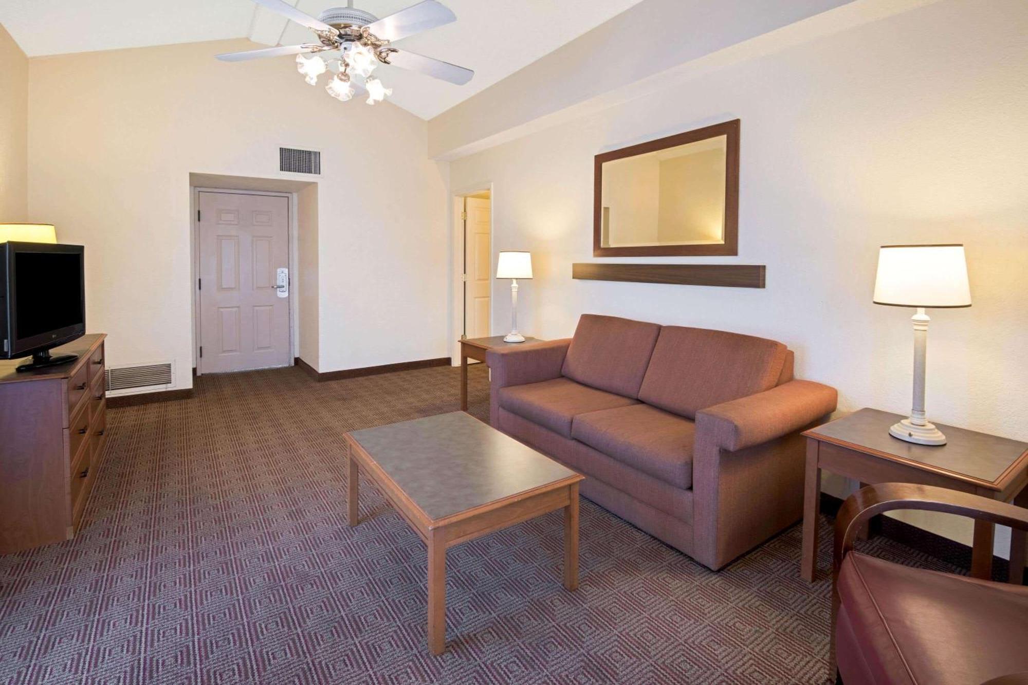 Deluxe King Suite Non-Smoking