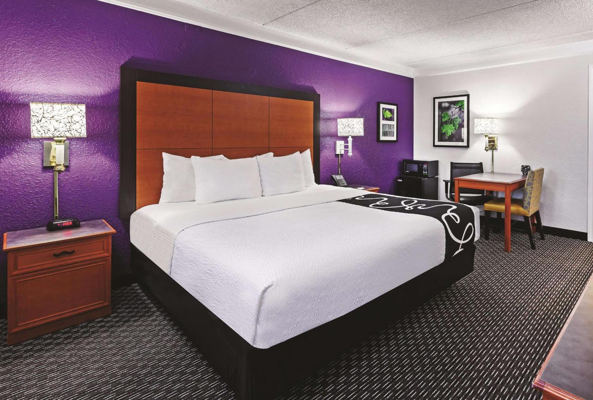 1 King Bed, Mobility Accessible Room, Tub w/Grab Bars, Non-Smoking