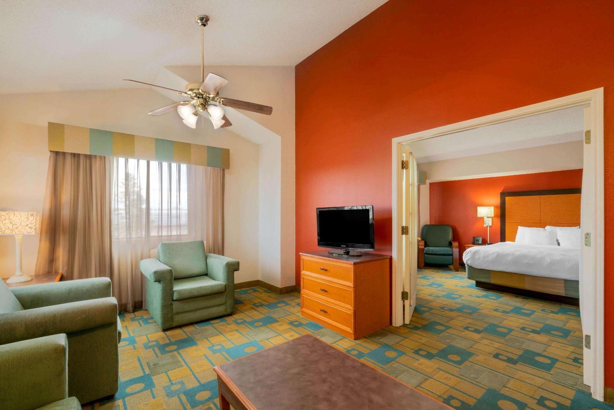 One-Bedroom King Suite - Non-Smoking