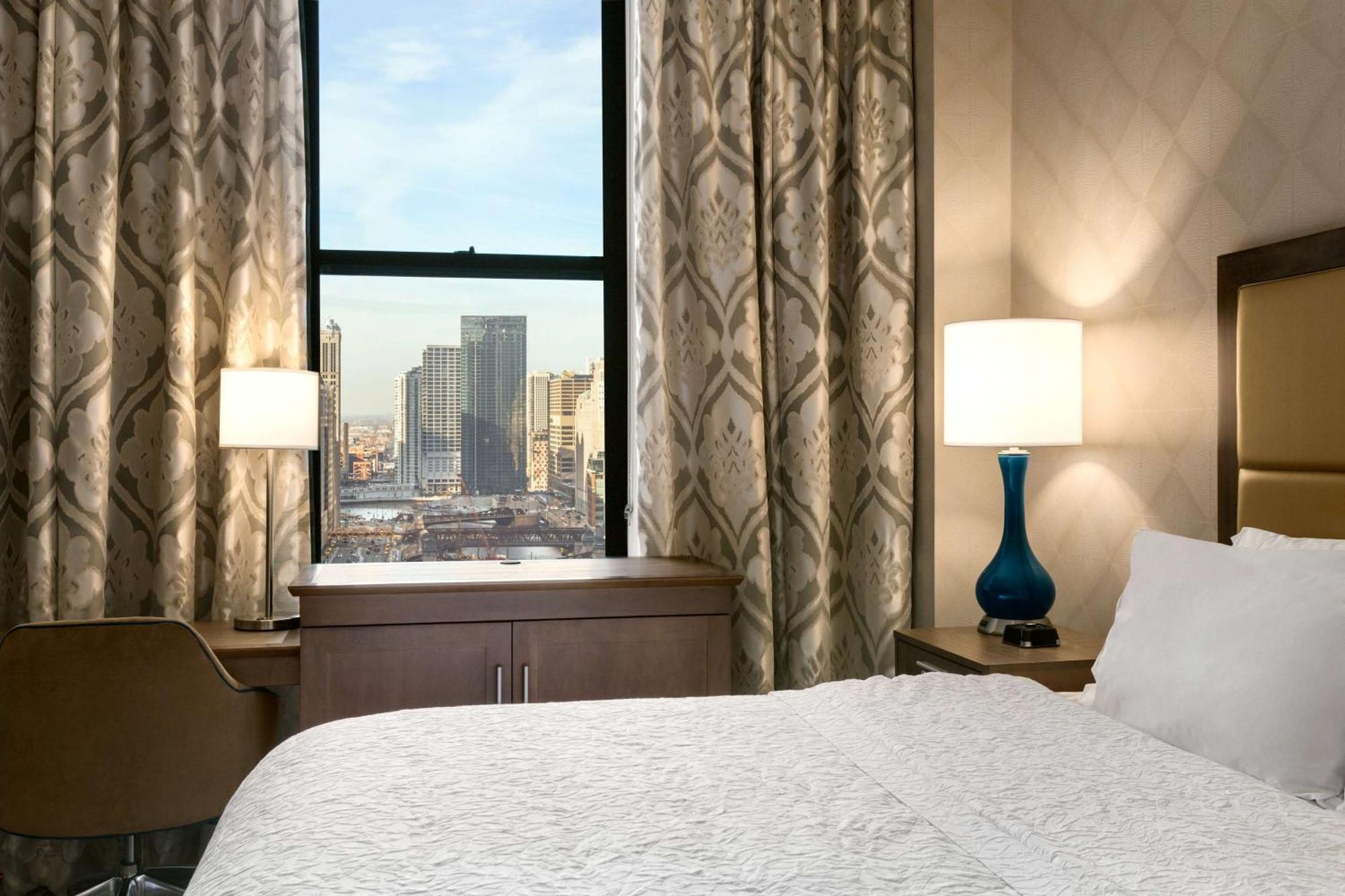 Chambre Lit King-Size avec Réfrigérateur - Vue sur Rivière