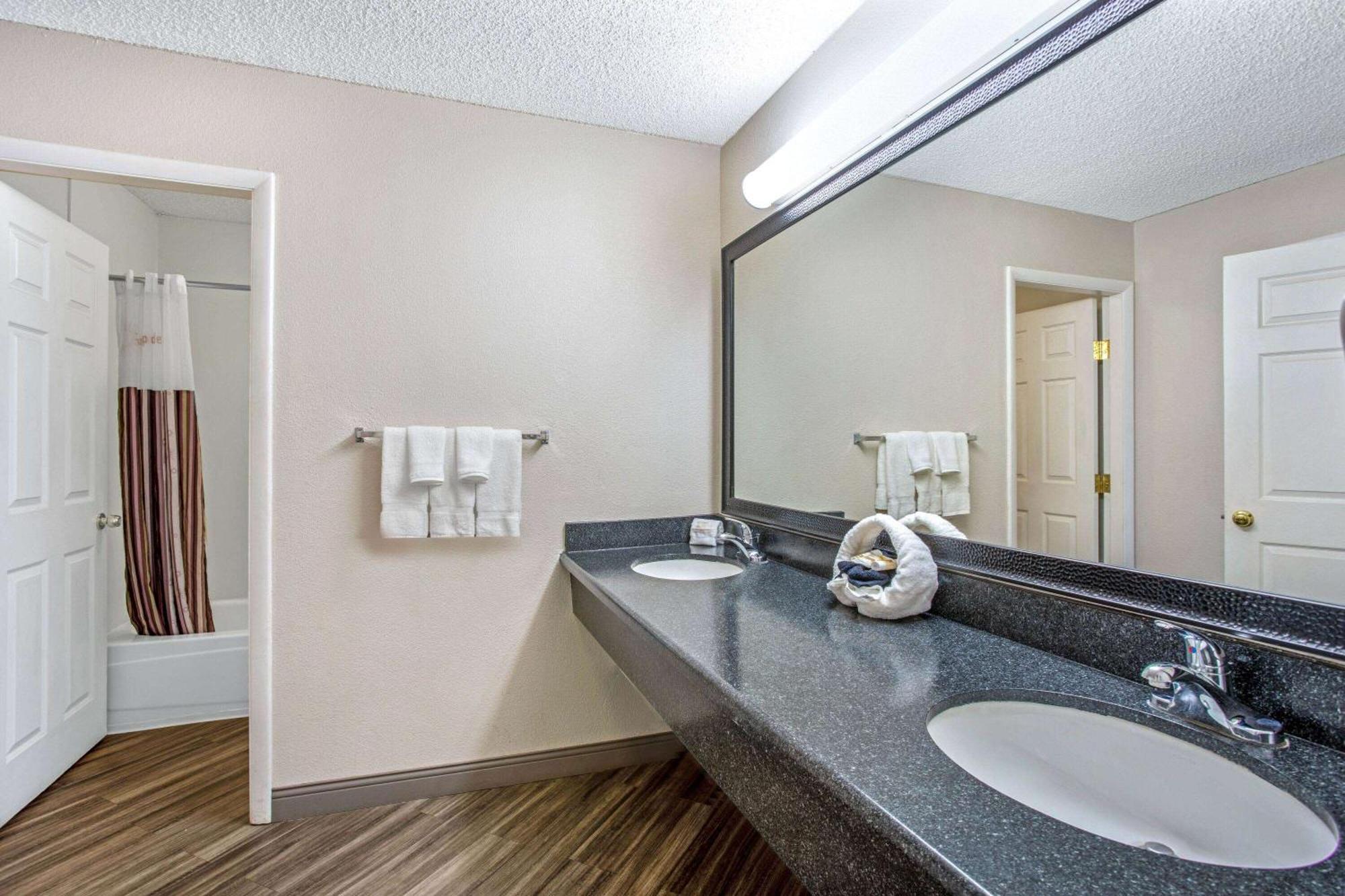 One-Bedroom King Suite - Non-Smoking