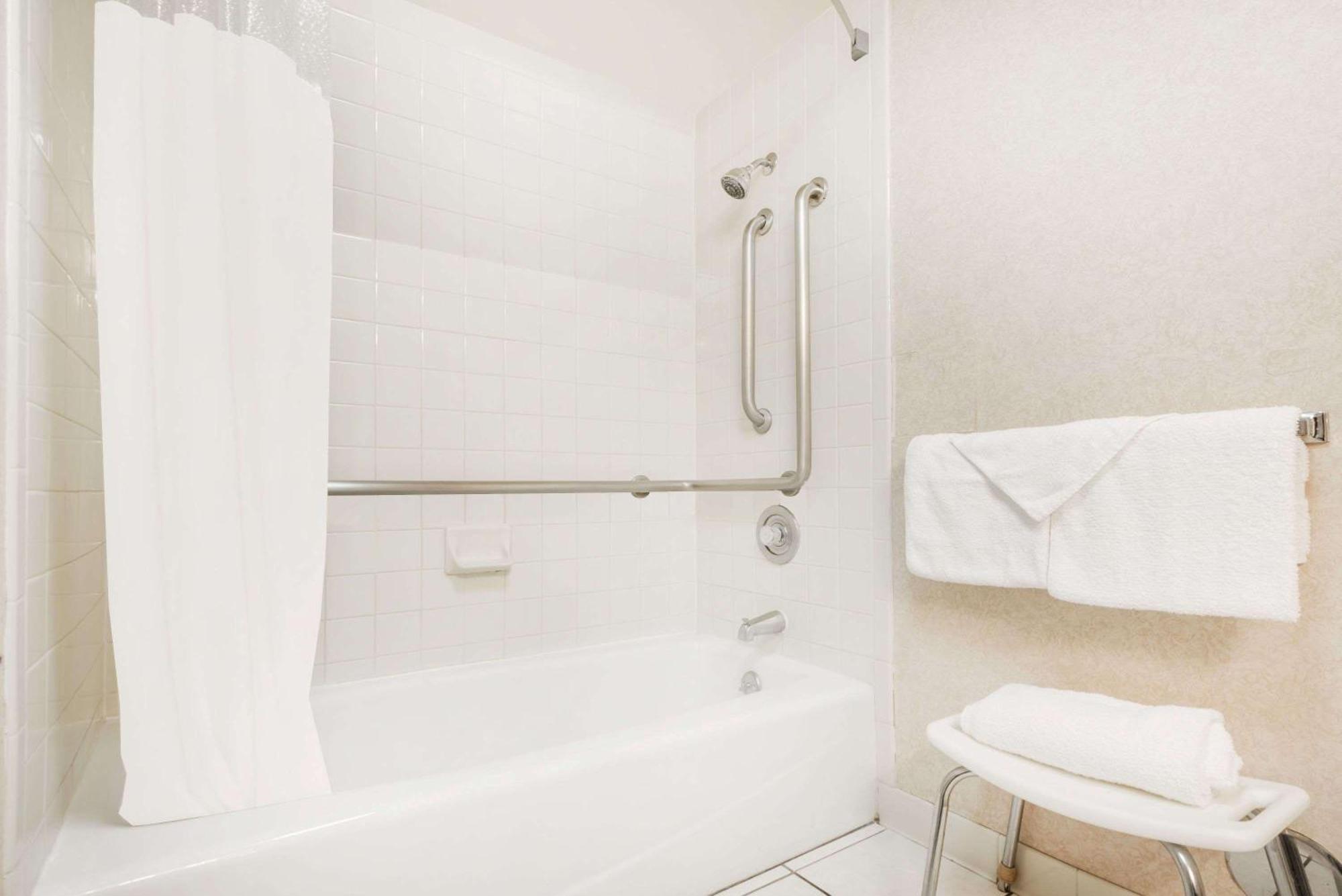 Queen Room with Bath Tub - Mobility Accessible/Non-Smoking