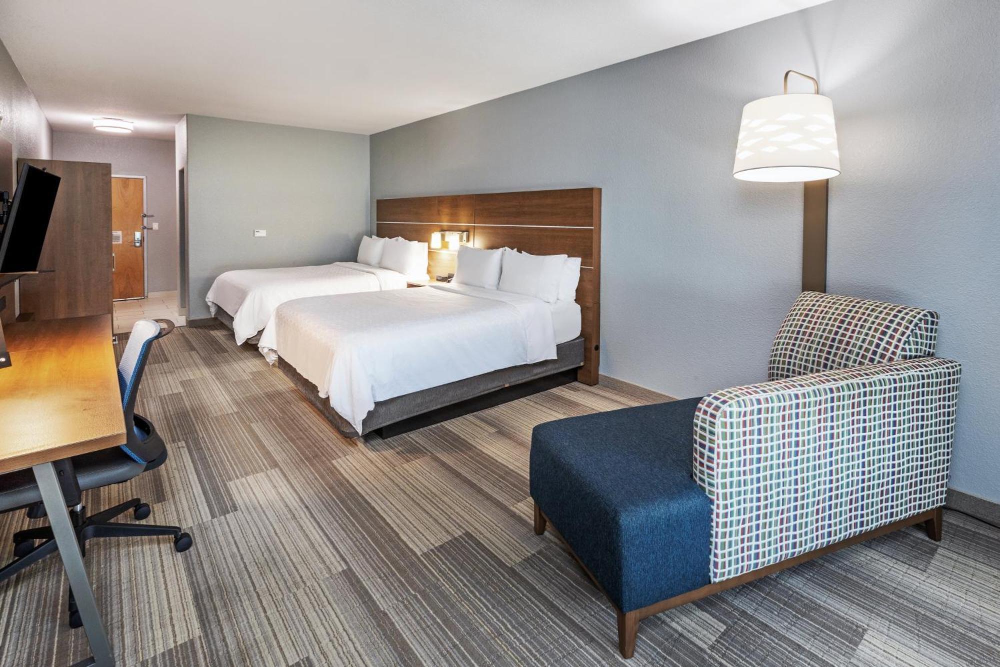 Queen Room with Two Queen Beds - Mobility Access Tub/Non-Smoking