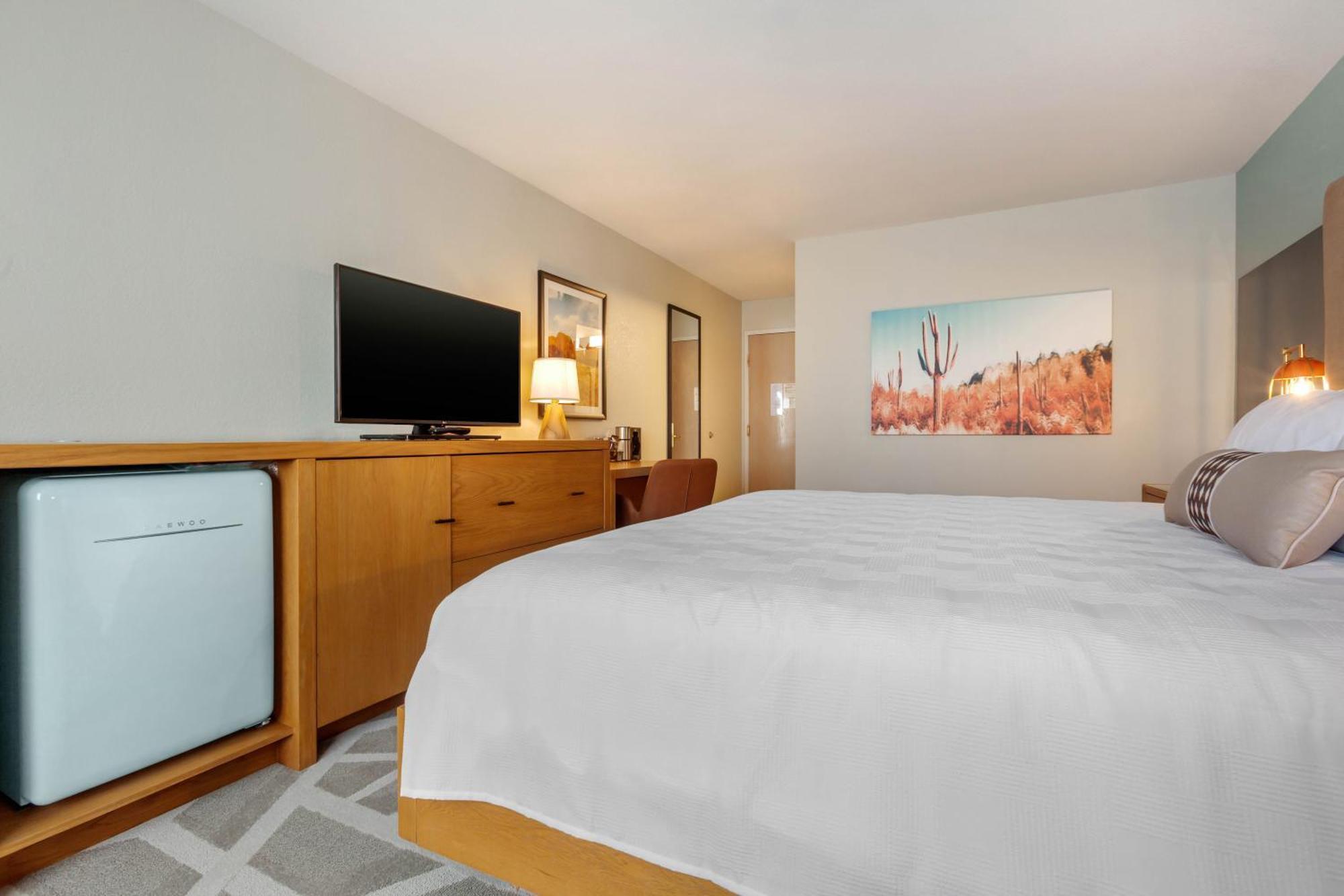 King Room with Roll-in Shower - Mobility Access/Non-Smoking