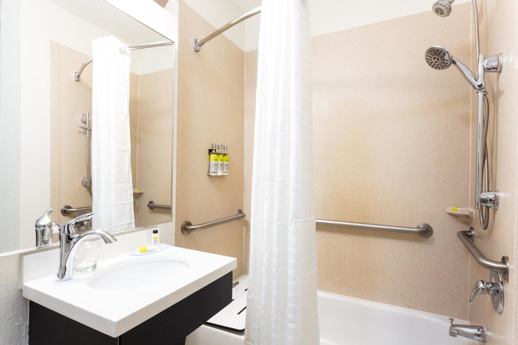 Queen Suite Bath Tub Hearing Accessible or Non-Smoking,1276158607:JPEG