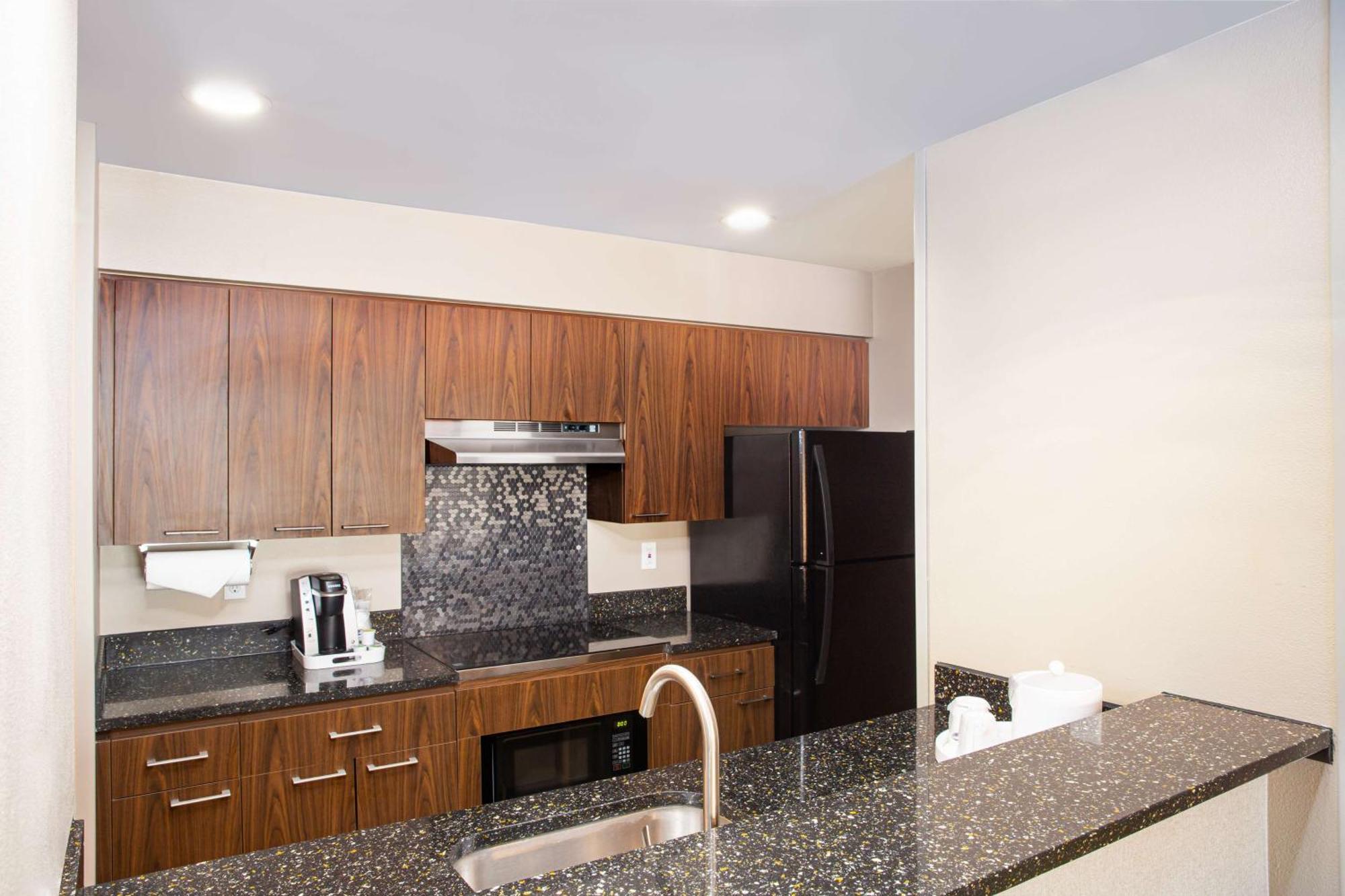 Queen Studio Kitchen