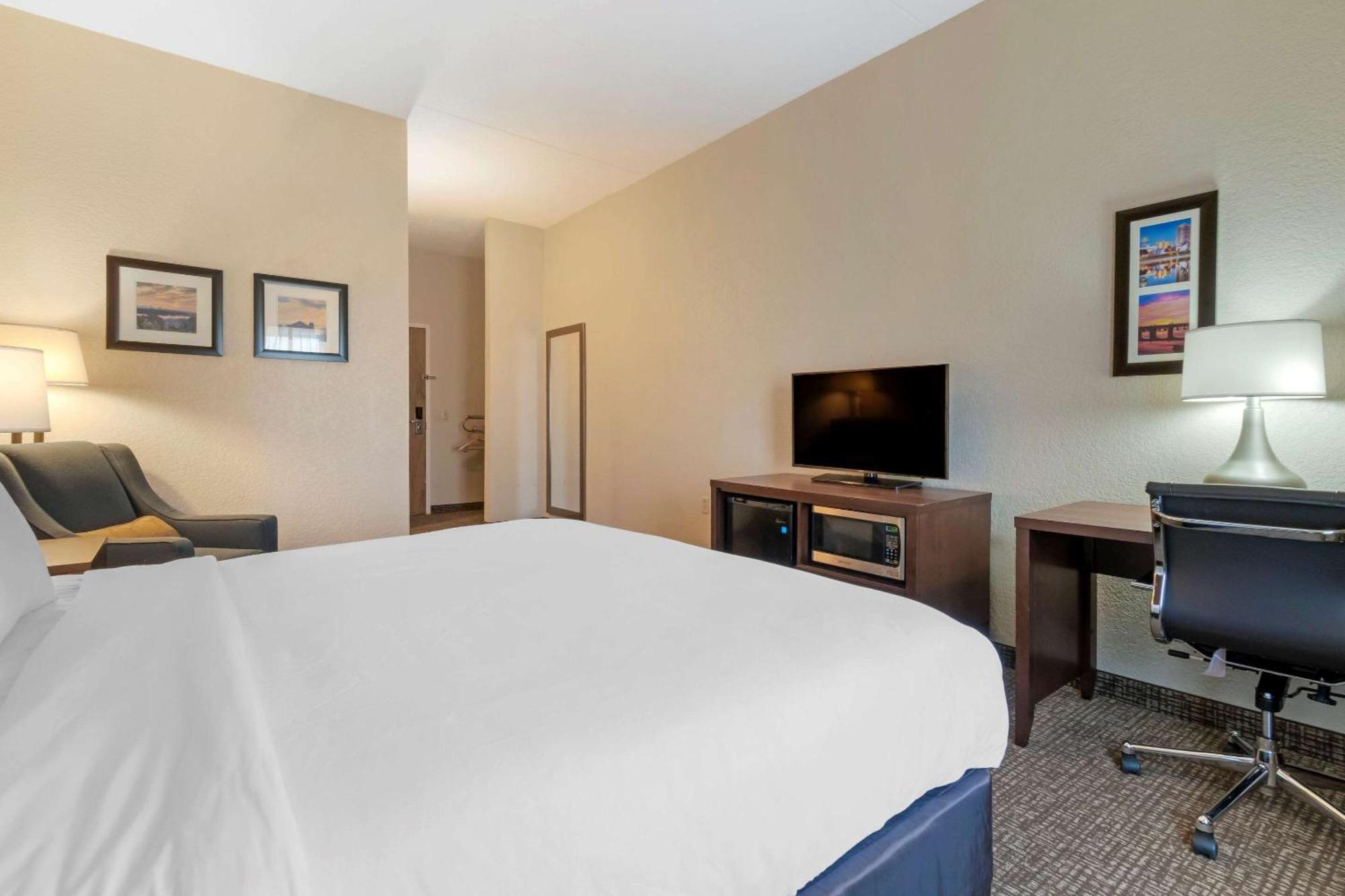 King Room with Accessible Tub - Accessible/Non-Smoking