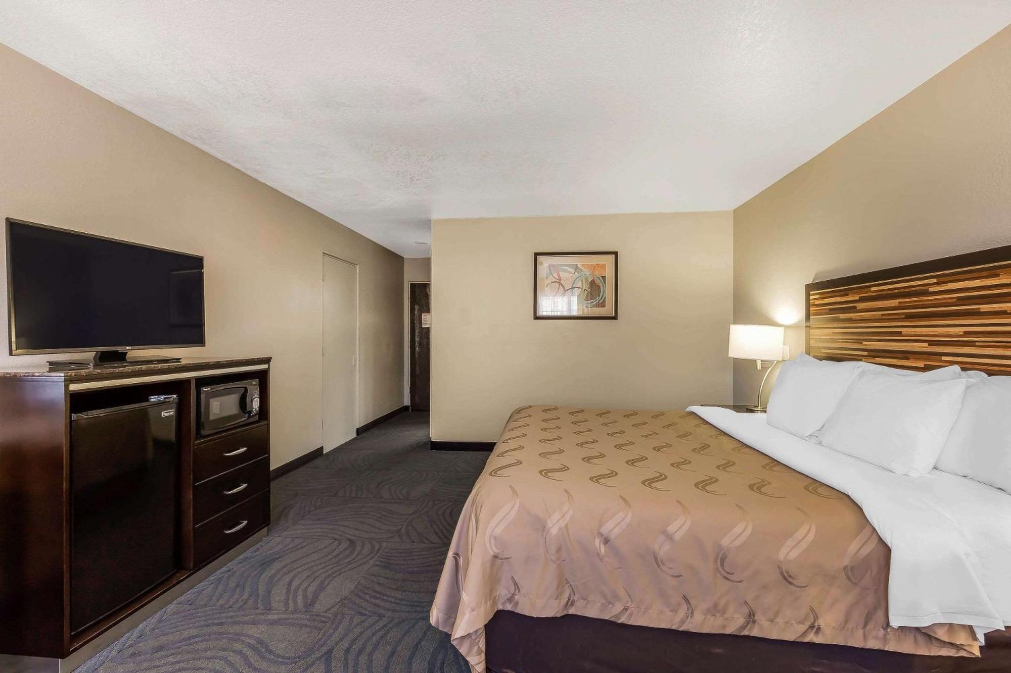 Standard Room 1 King Bed Accessible Roll Shower Non Smoking,1276378519:JPEG
