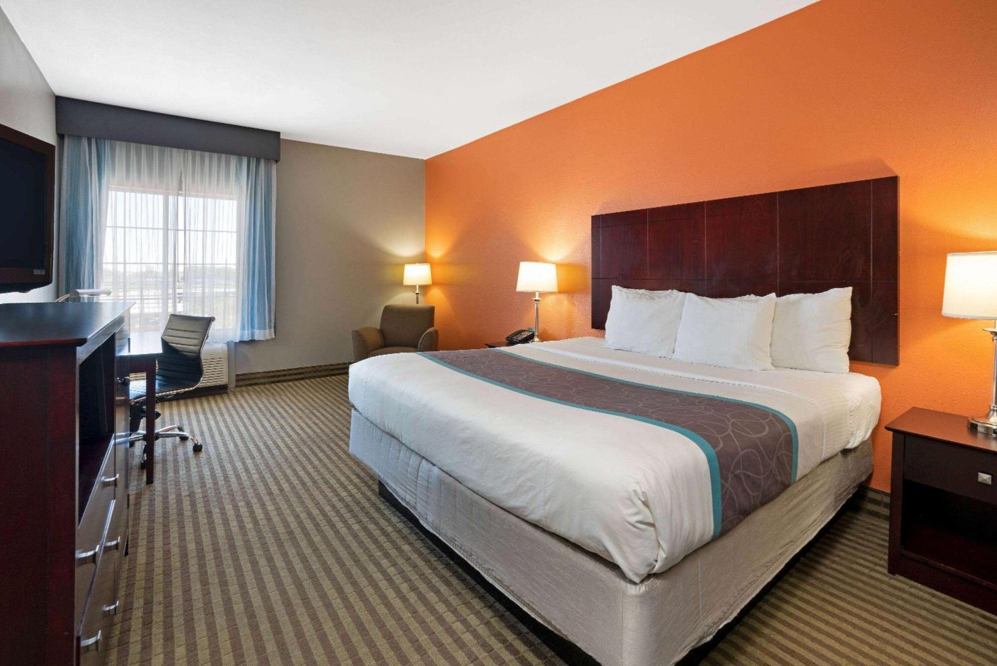 Deluxe King Room with Bath Tub - Mobility/Hearing Accessible - Non-Smoking