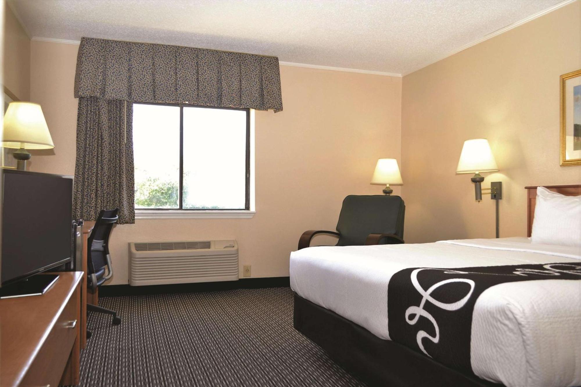 Double Room with Bath Tub - Mobility Accessible/Non-Smoking