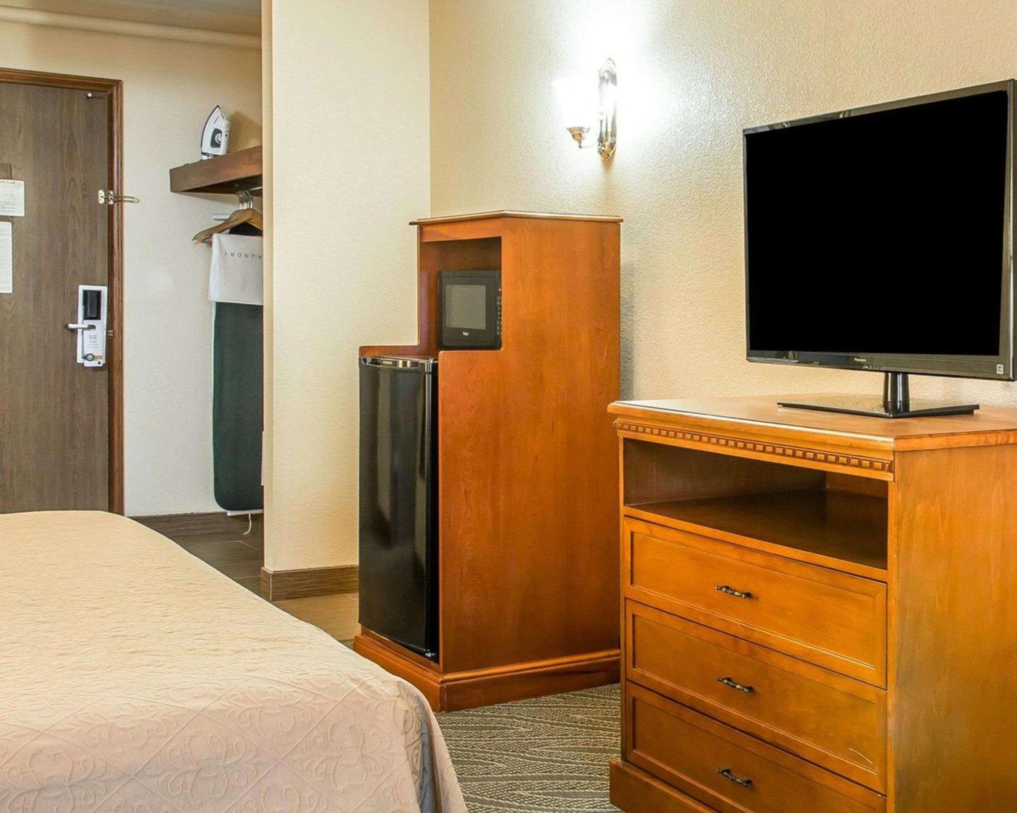 King Room Accessible or Non-Smoking