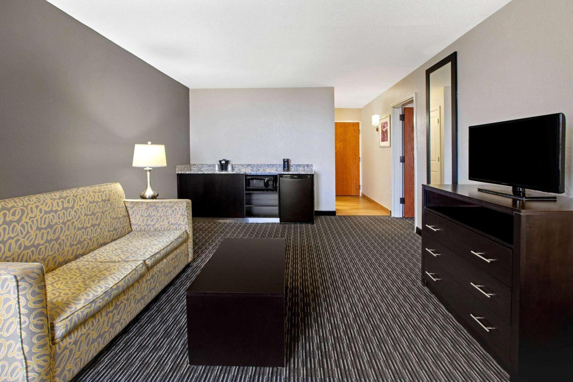 One-Bedroom King Suite - Non-Smoking