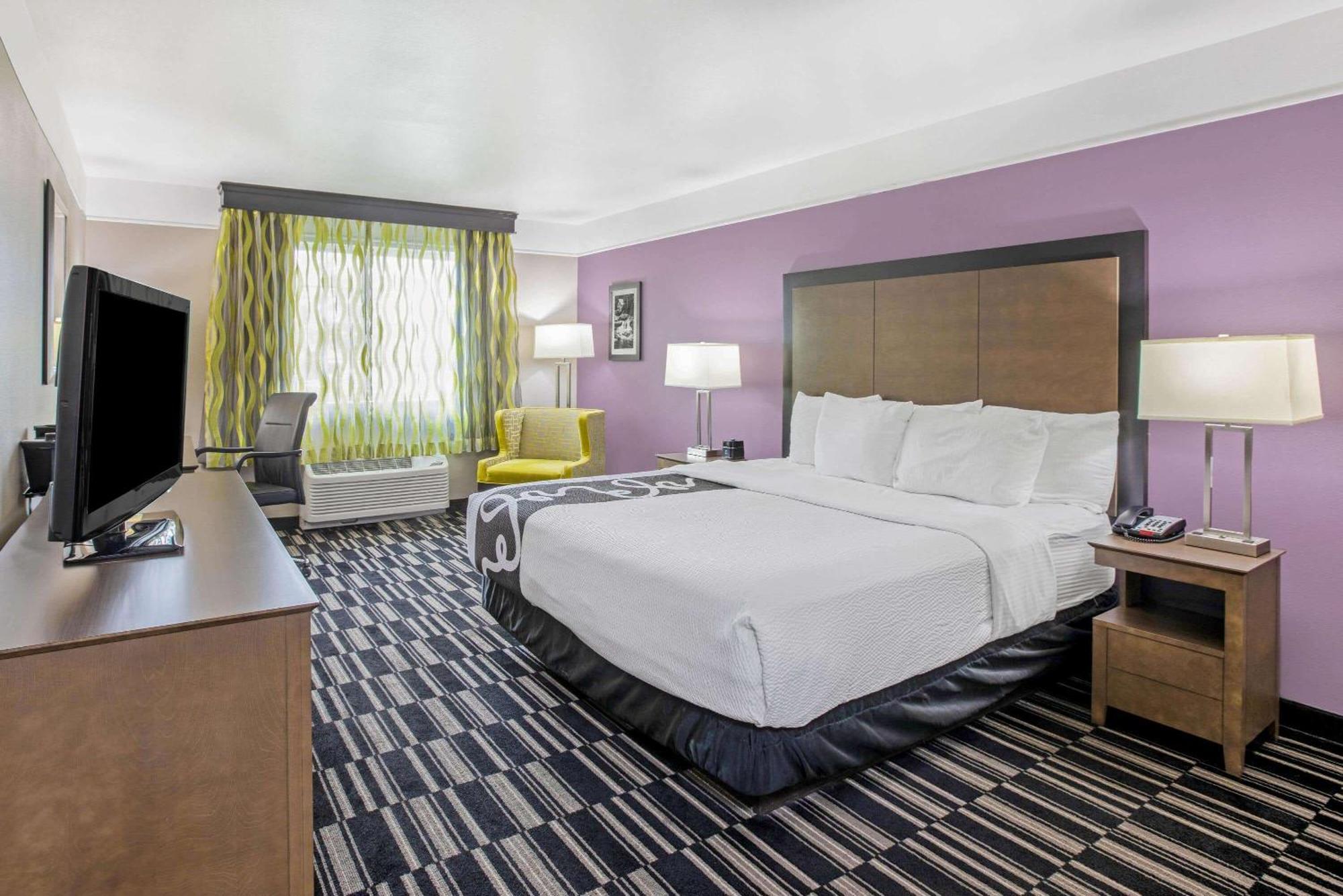 Deluxe King Room - Mobility Access/Non-Smoking