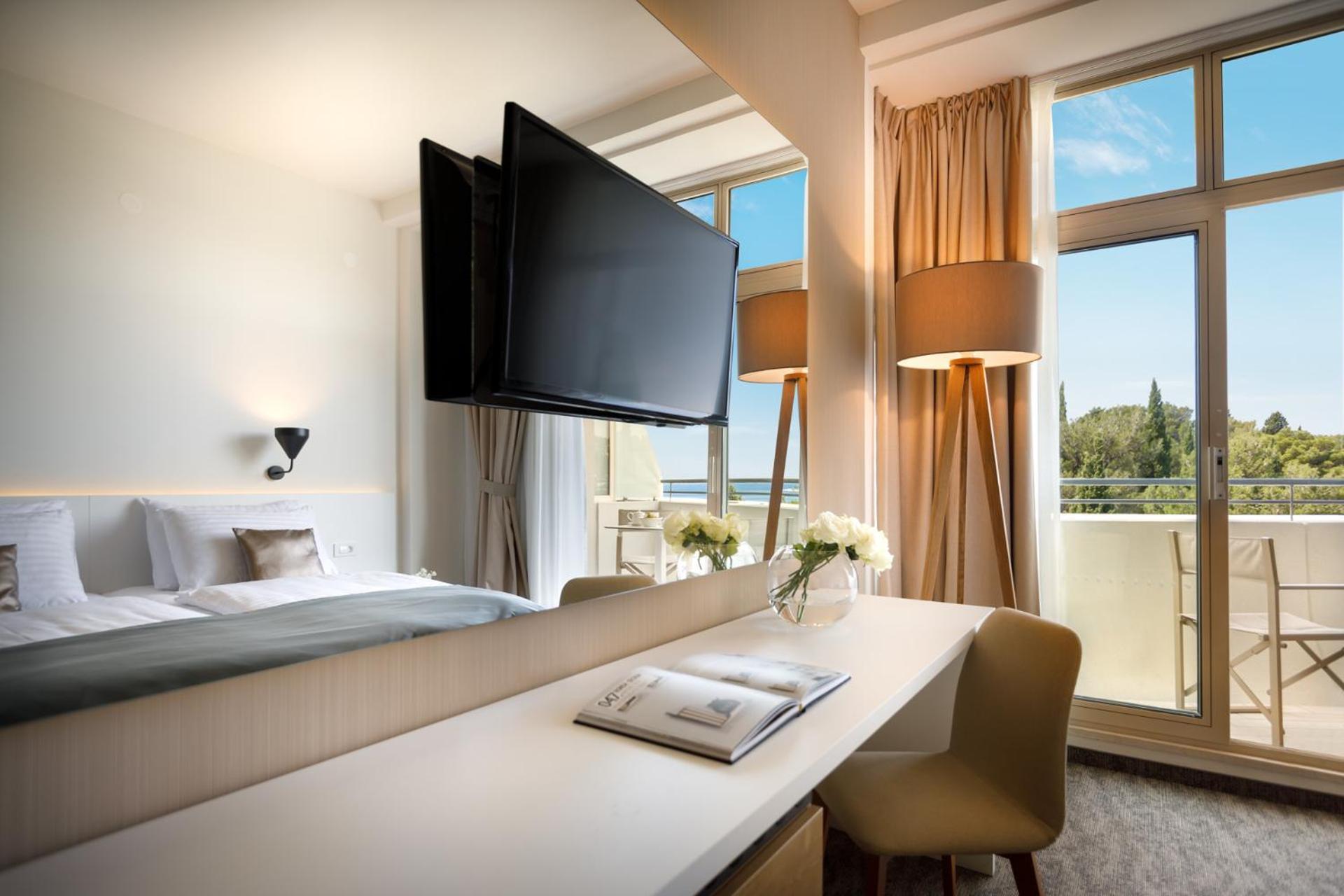 Tweepersoonskamer met een Balkon en Zijdelings Uitzicht op Zee