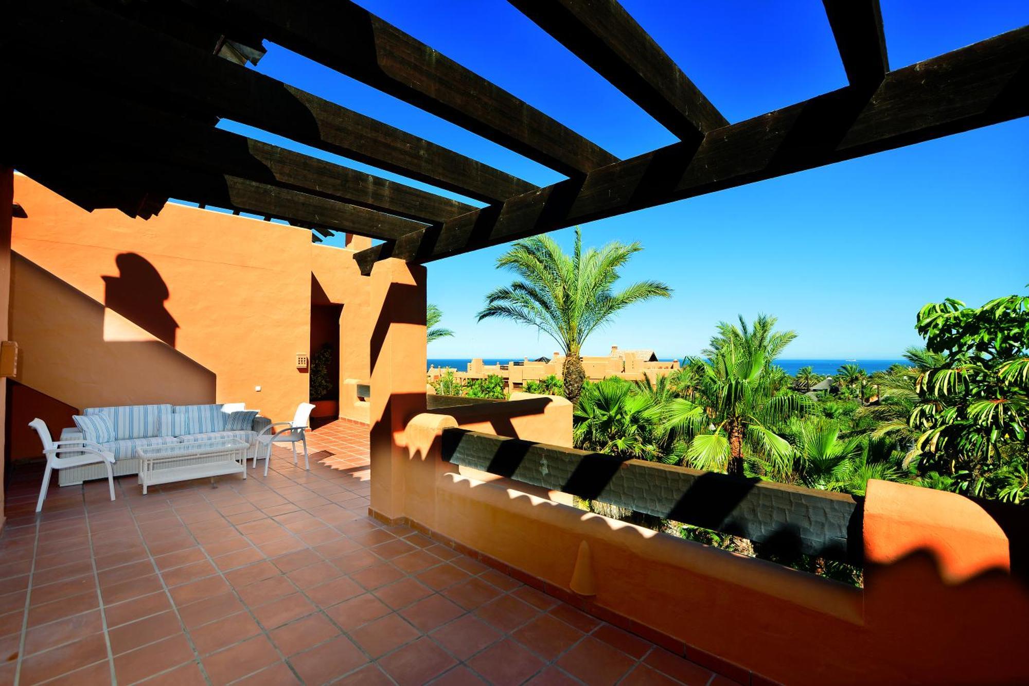 Luxury Penthouse Three-Bedroom Apartment with Jacuzzi & Private Pool