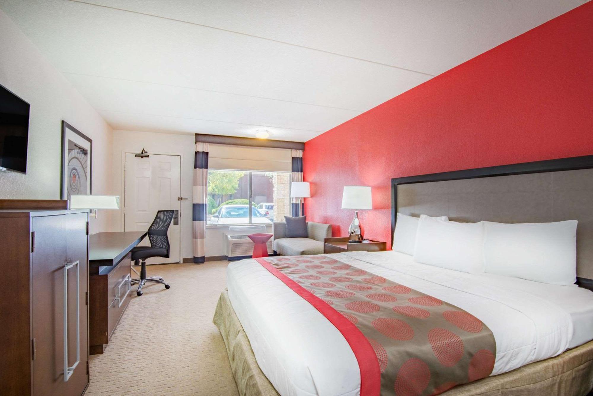King Room with Roll-In Shower - Mobility Access/Non-Smoking