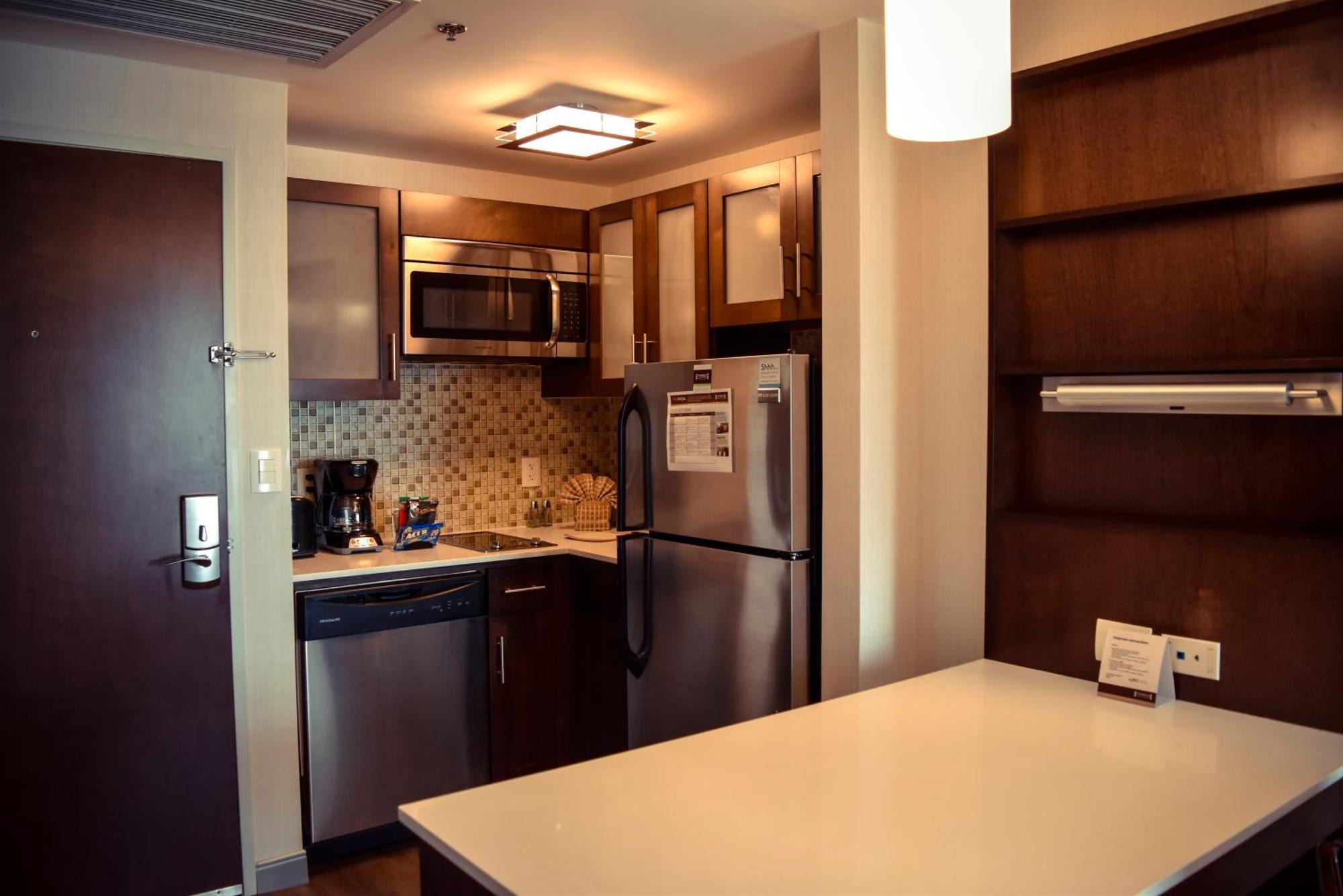One-Bedroom Suite with Mountain View