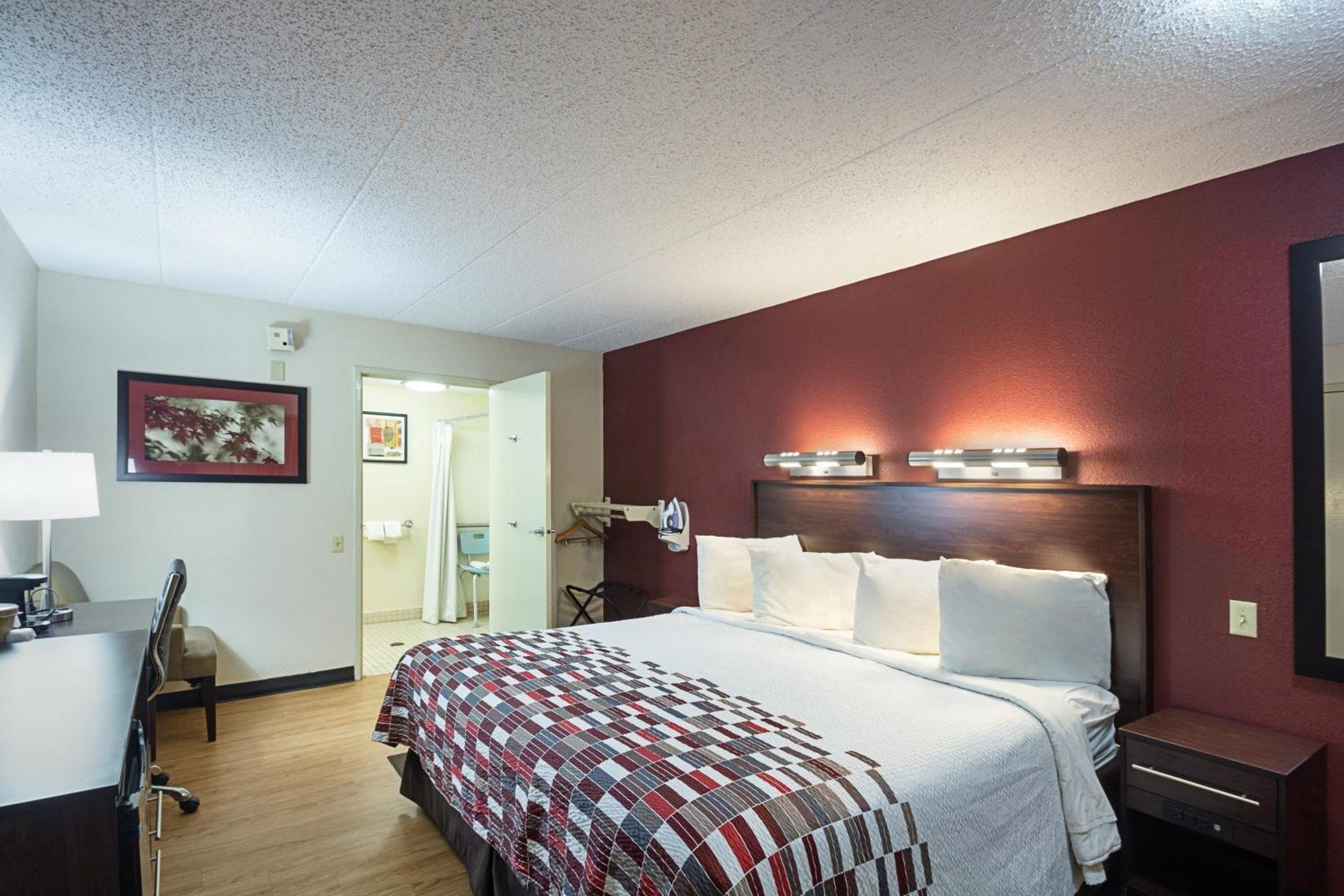 Superior King Room Disability Access Roll-In Shower Smoke Free