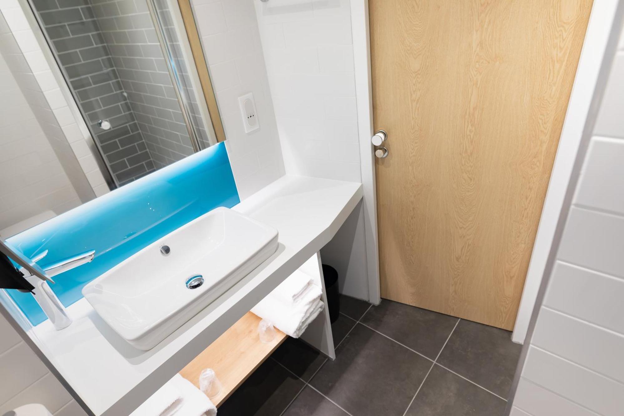 Standard Twin Room with Two Single Beds - Mid Floor