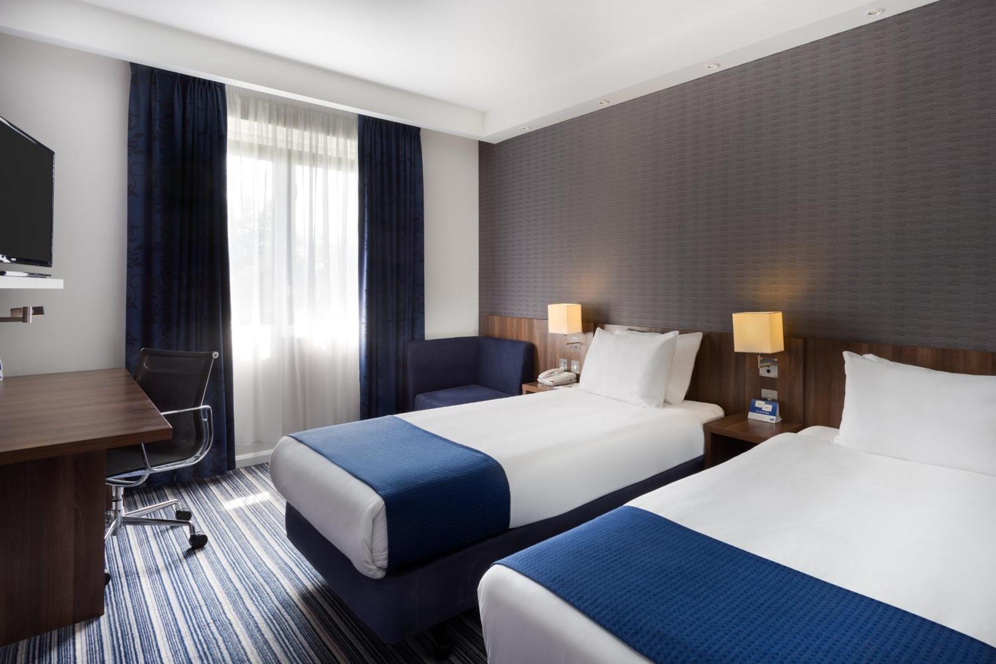 Standaard Tweepersoonskamer met 2 Aparte Bedden en Gratis Warm Ontbijt