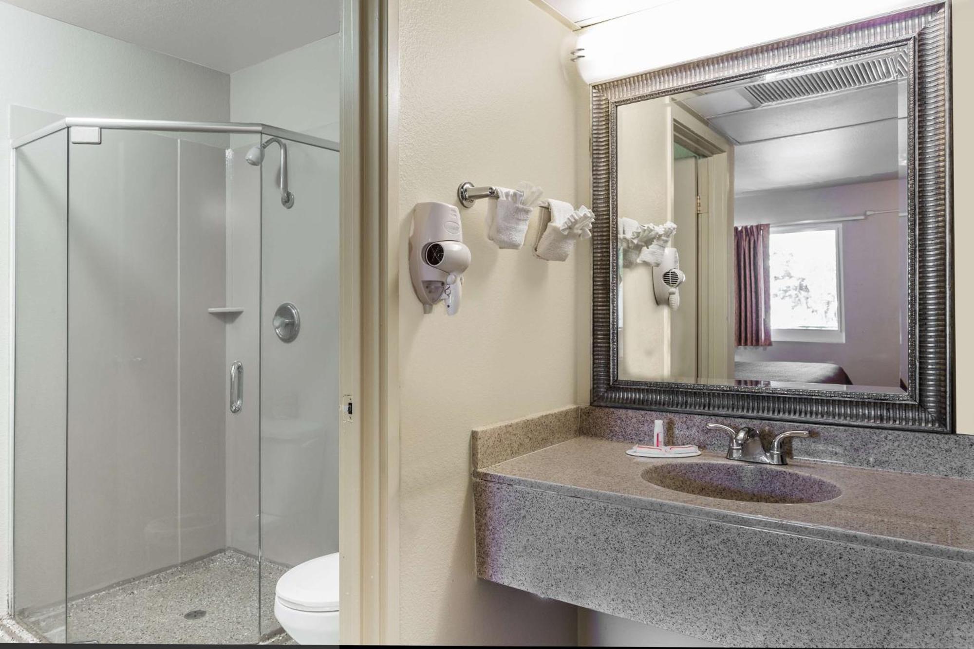King Room with Roll-in Shower - Disability Access - Non-Smoking