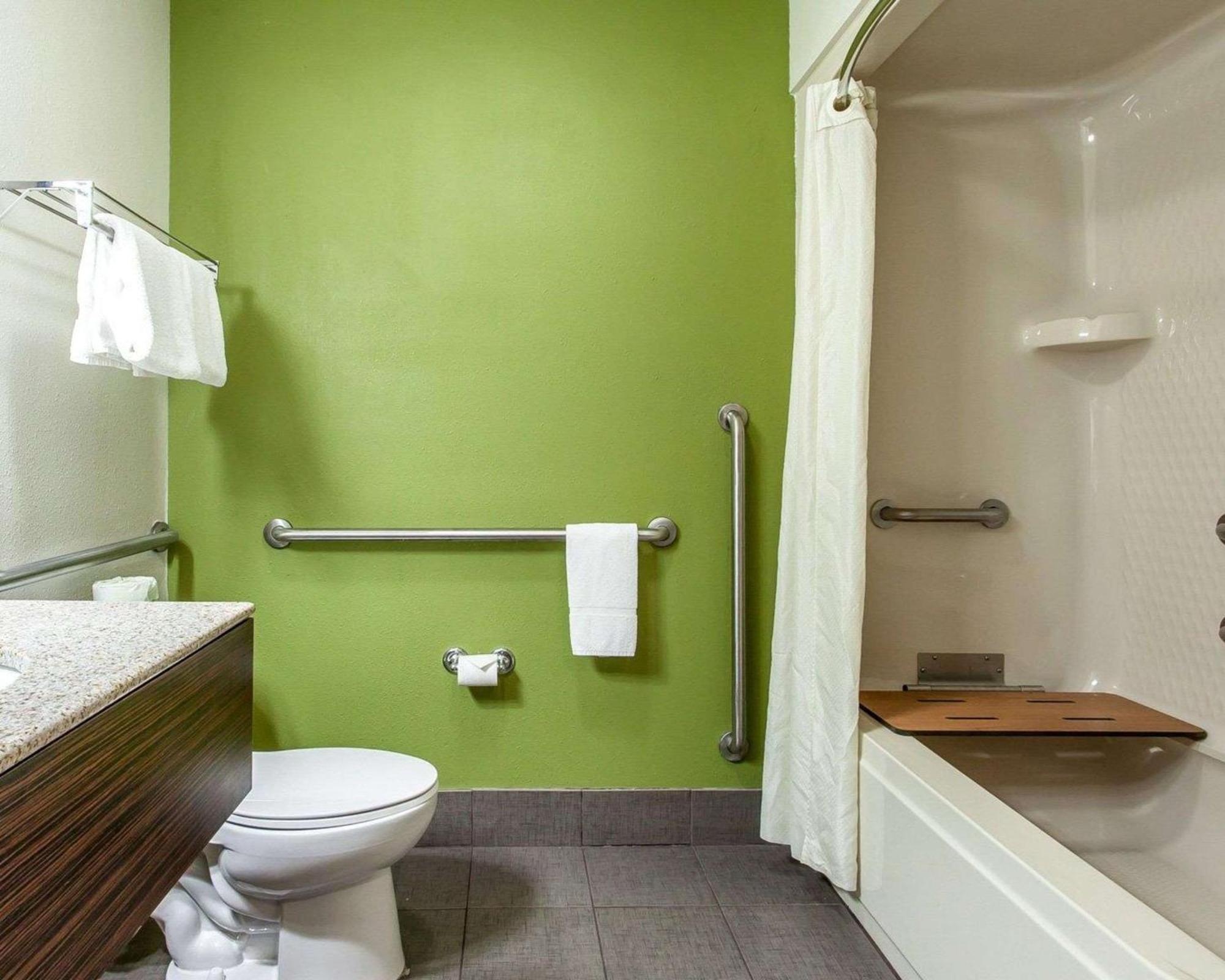 Queen Room - Accessible/Nonsmoking