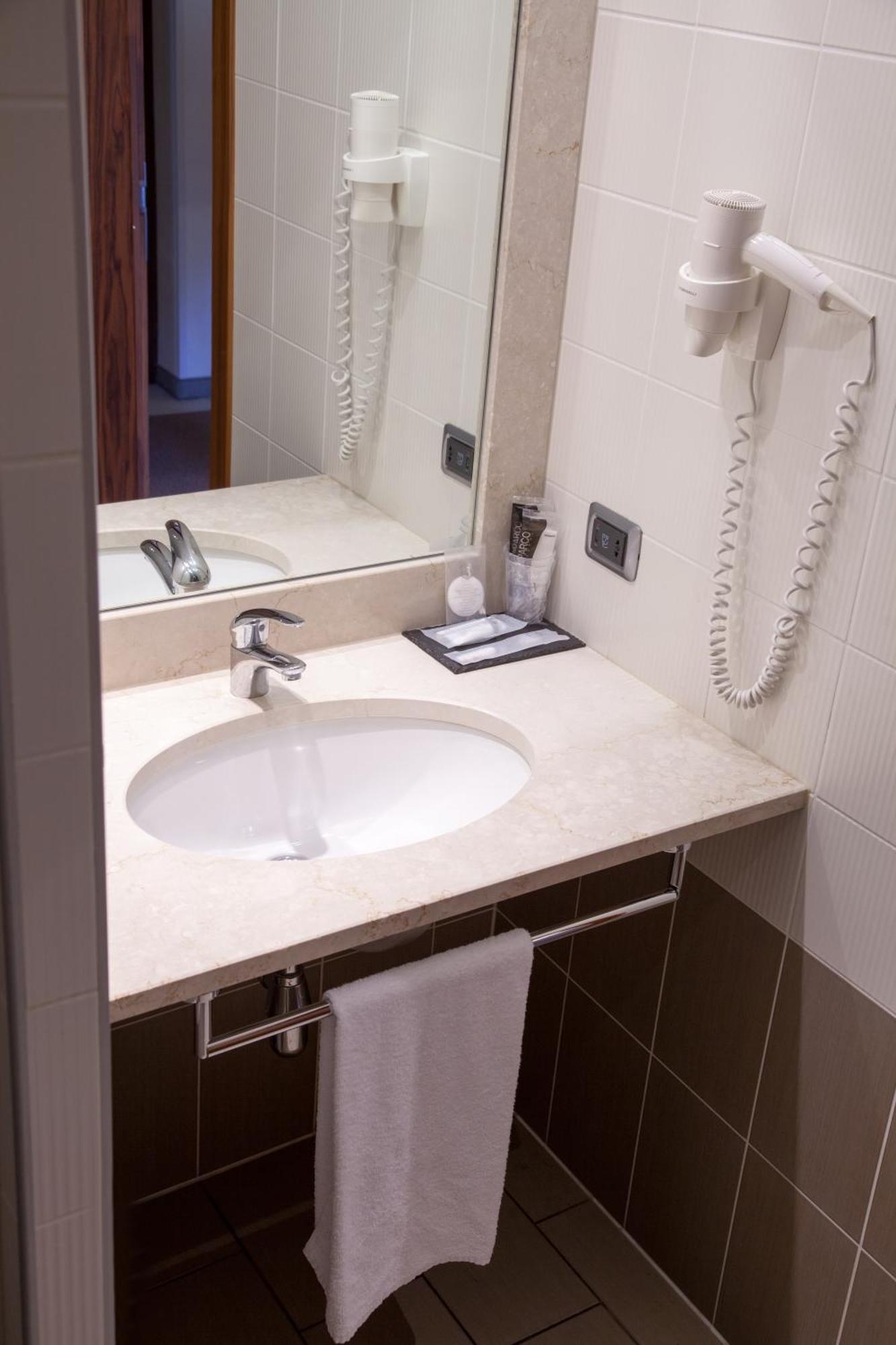Twin Room Private Bathroom