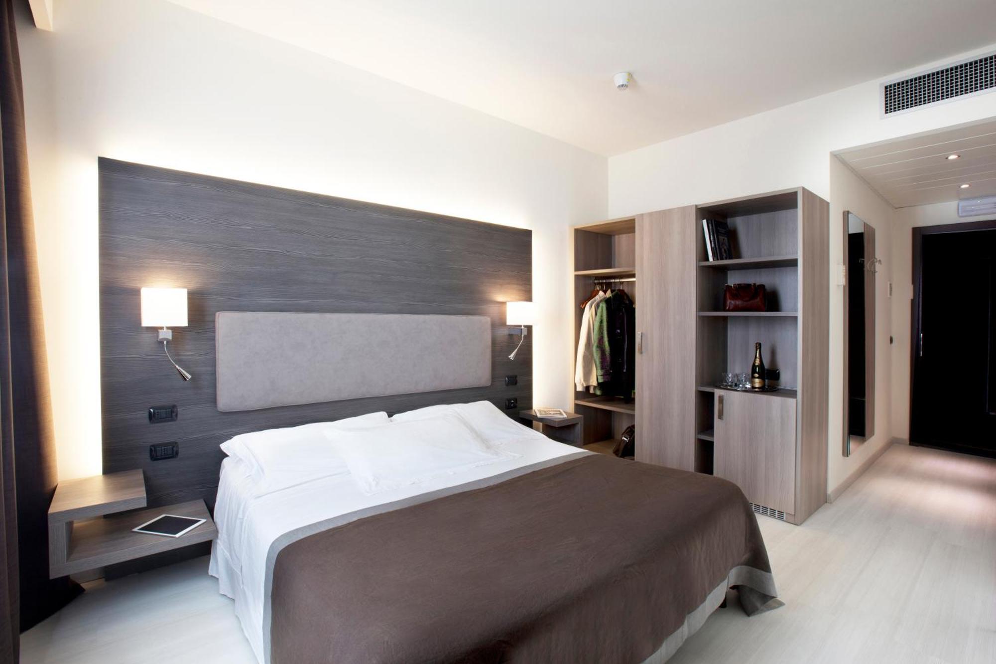 Superior Double Room Balcony Lake or Square View,1279857322:JPEG