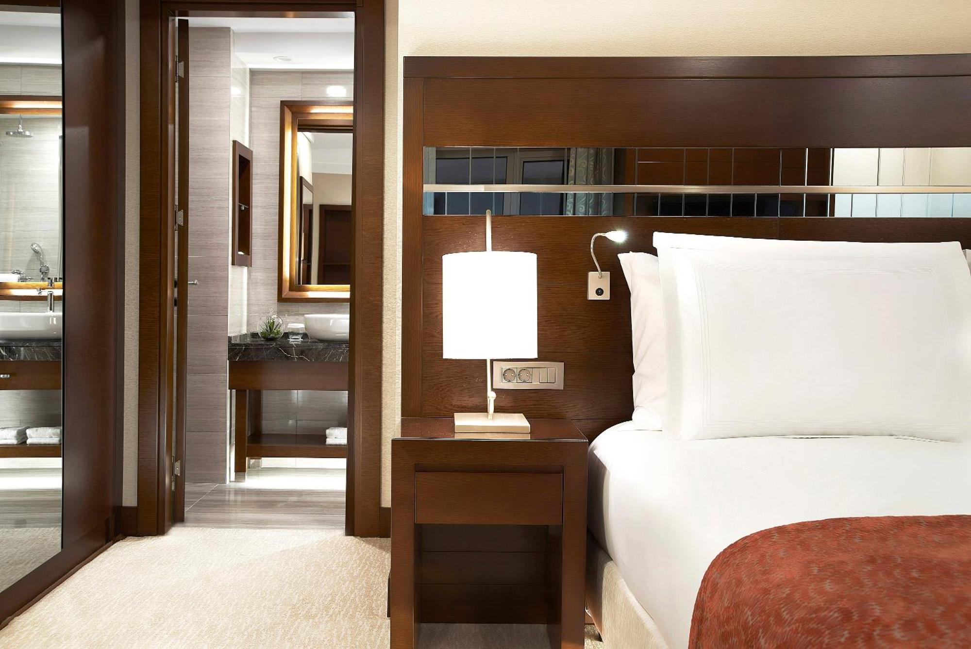 One-Bedroom Suite Sea View