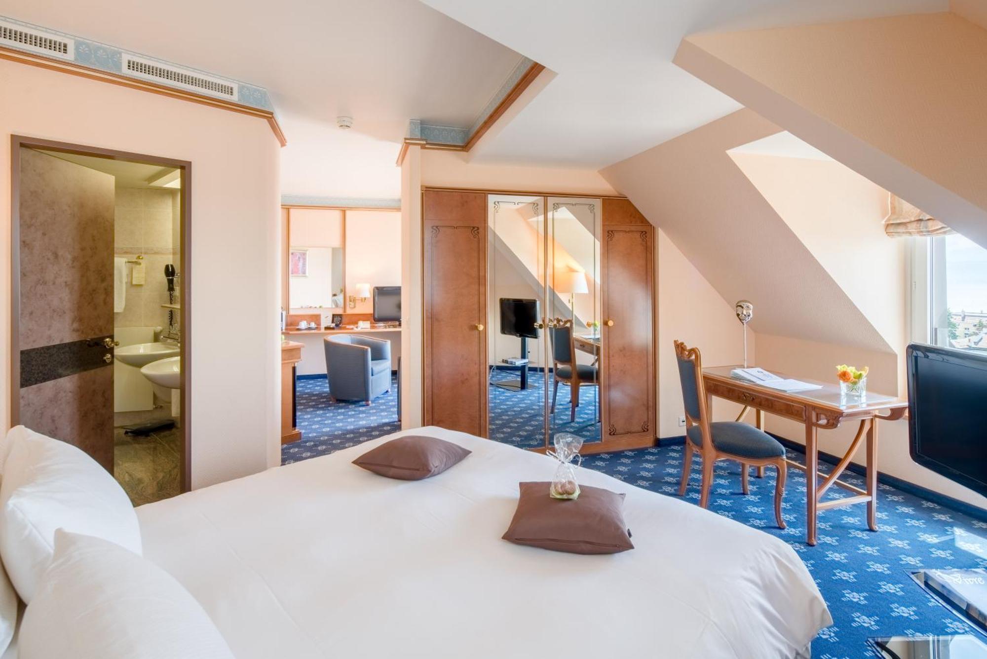 Suite con balcón y vistas al lago
