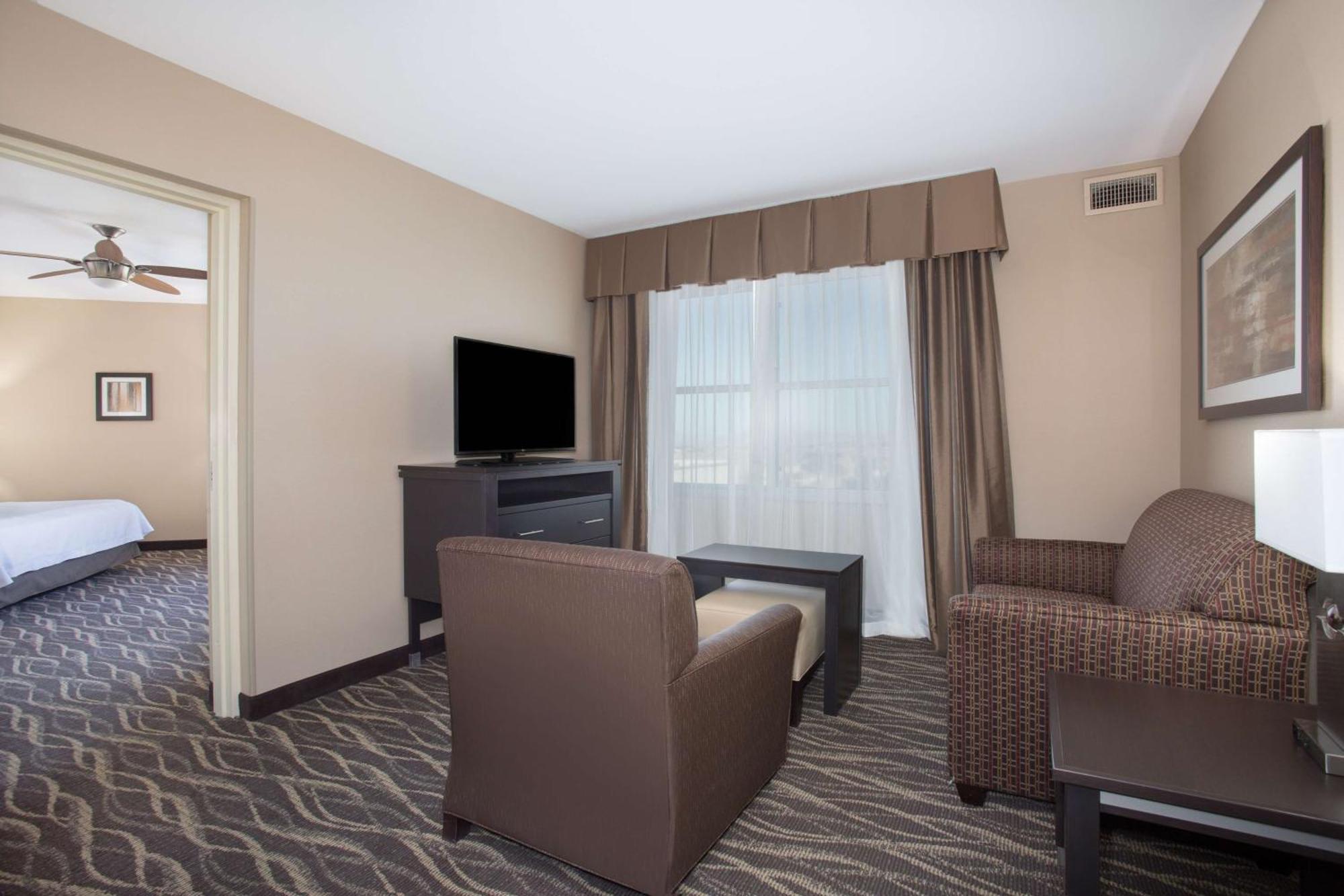 Two Bedroom Suite One King Two Queen Beds Non-Smoking,1280336545:JPEG