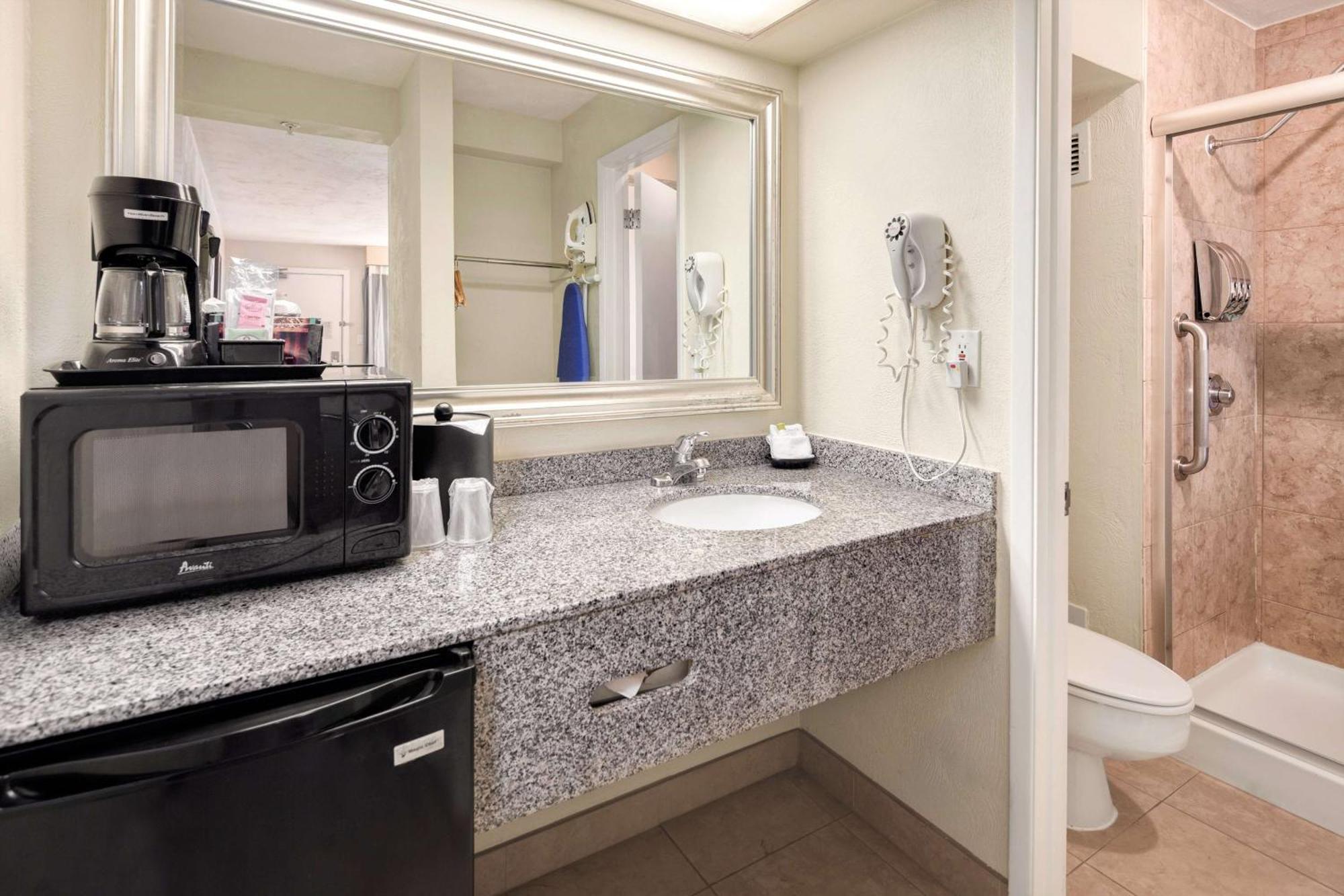 King Room with Jetted Tub and Rain Shower - Non-Smoking
