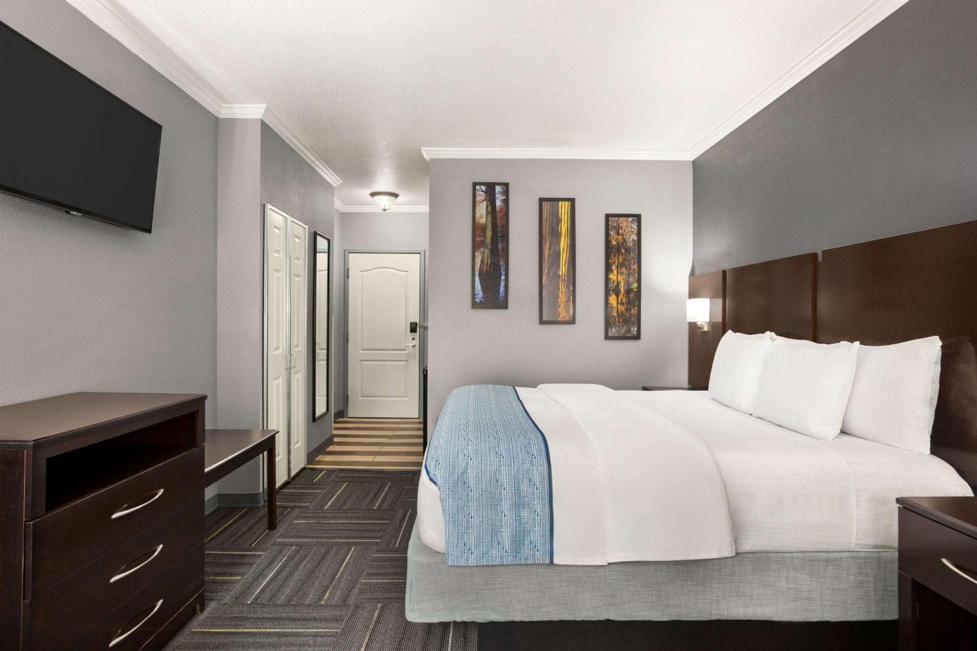 Deluxe King Room with Jetted Tub - Non-Smoking