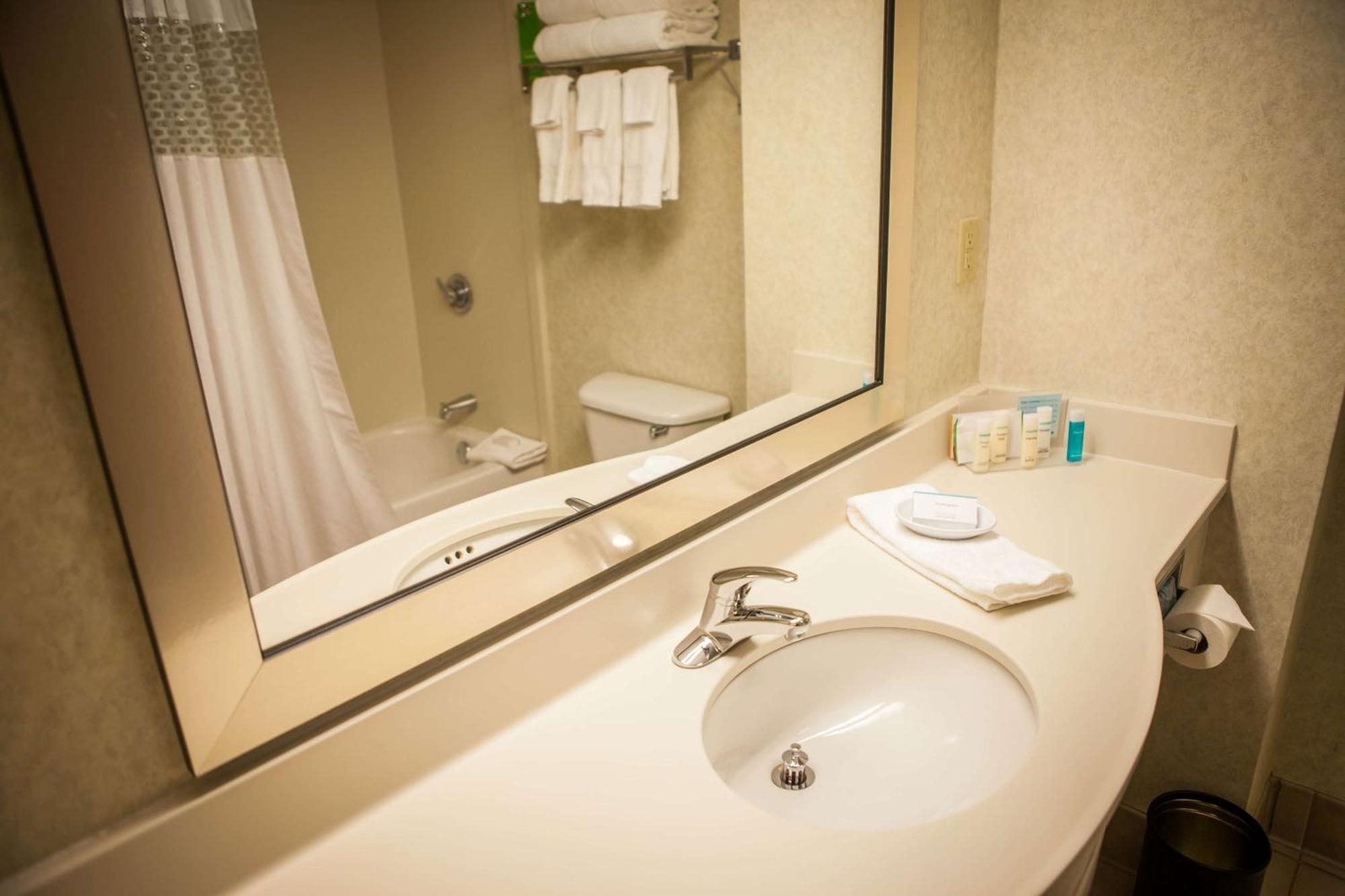 Queen Room with Two Queen Beds - Hearing Access/Non-Smoking