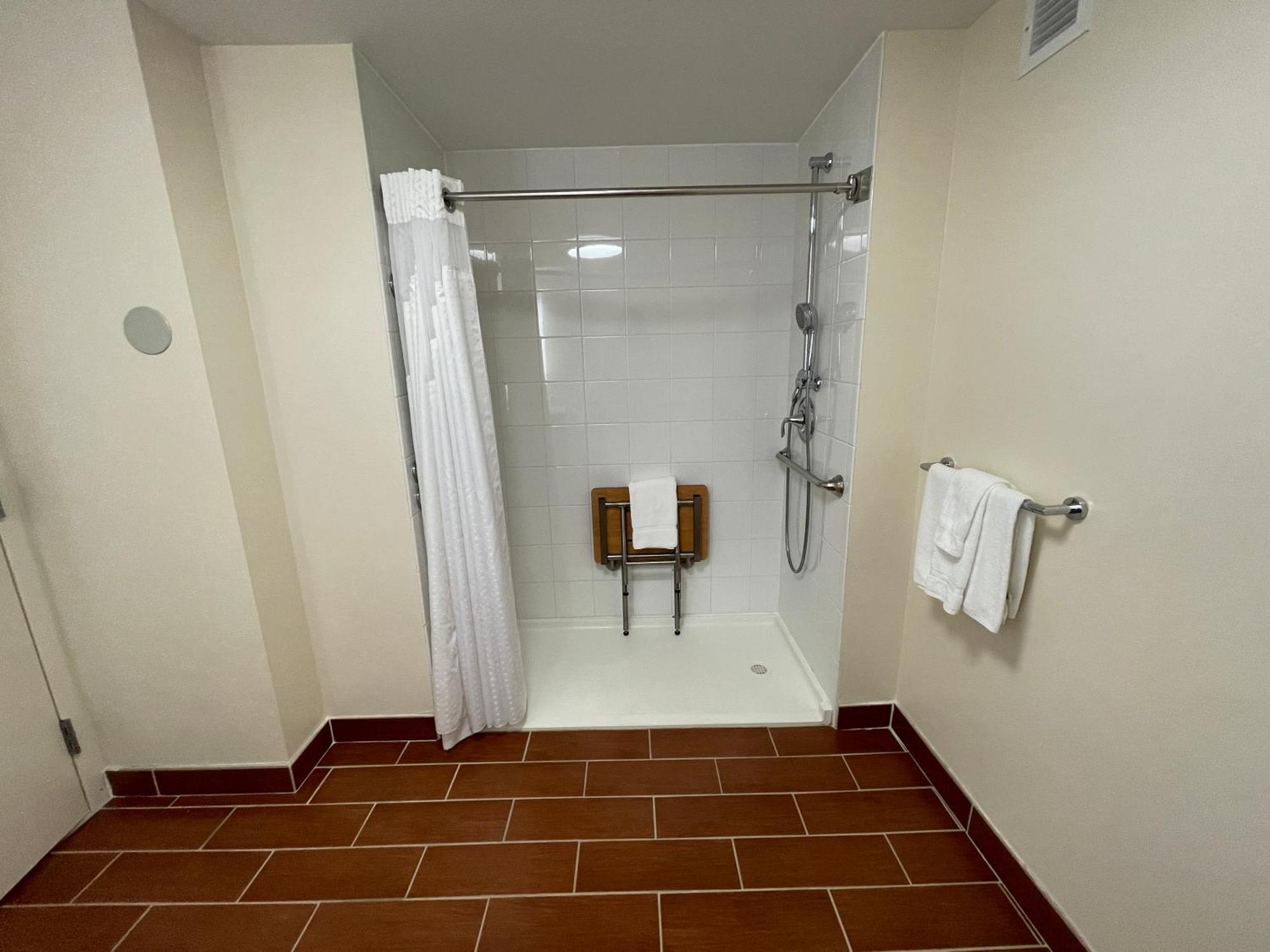 King Room Mobility Access or Roll Shower Non-Smoking,1449586309:JPEG