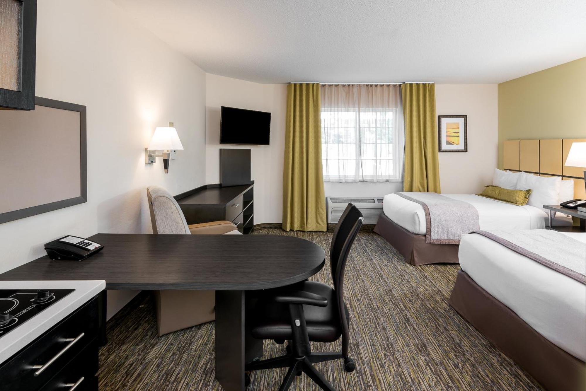 Studio Suite with Two Double Beds and Mobility Accessible Tub