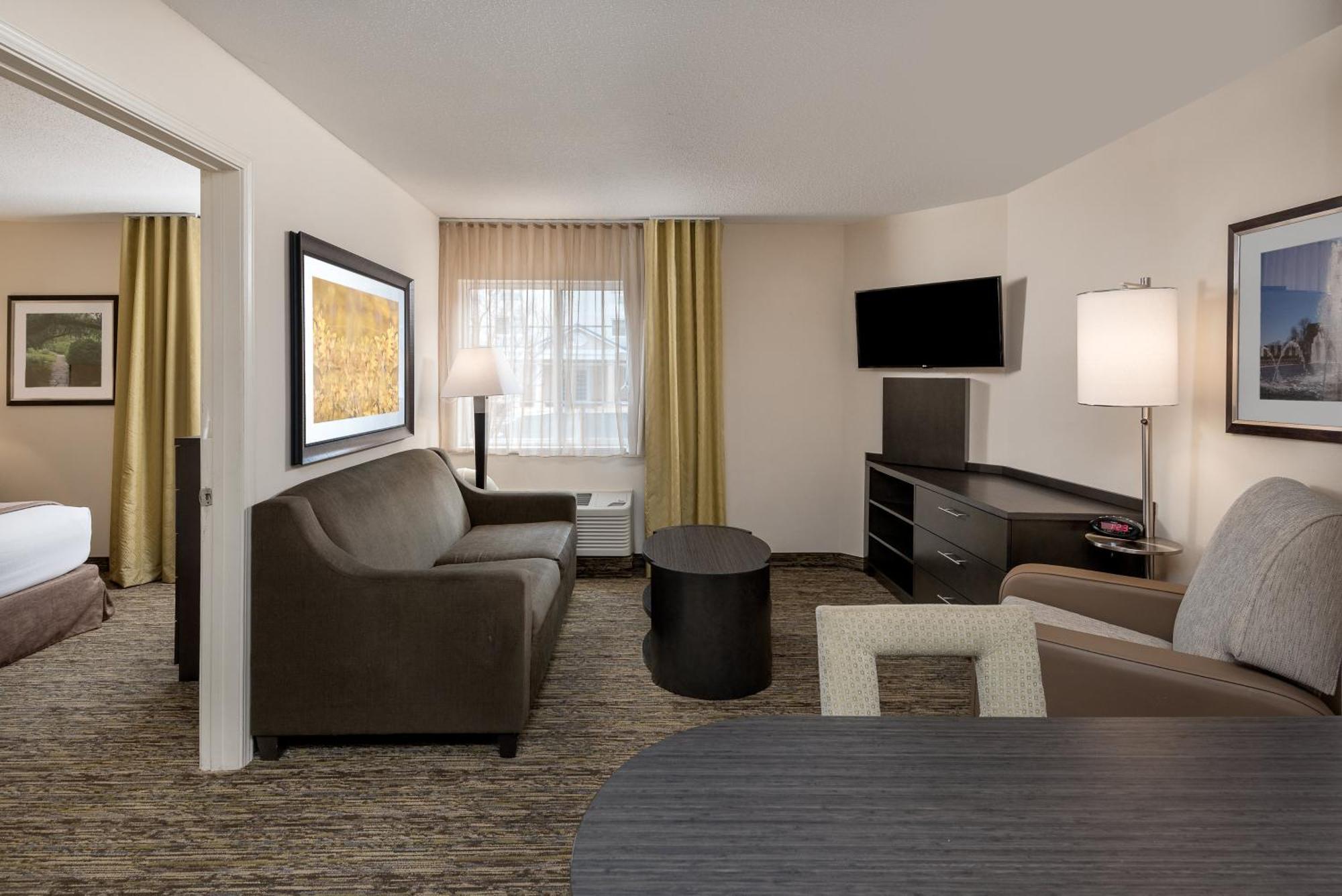 One-Bedroom Suite with Kitchen
