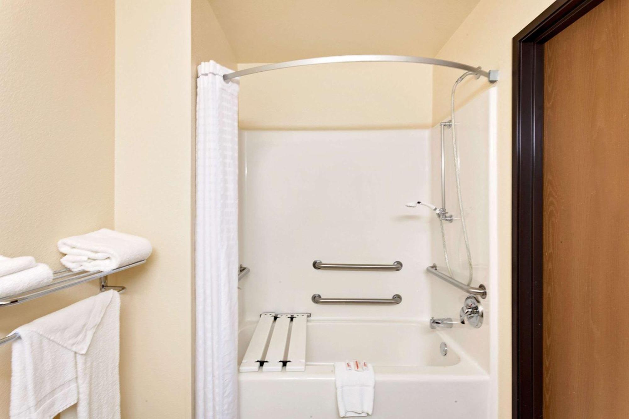 Queen Room - Mobility Access/Non-Smoking