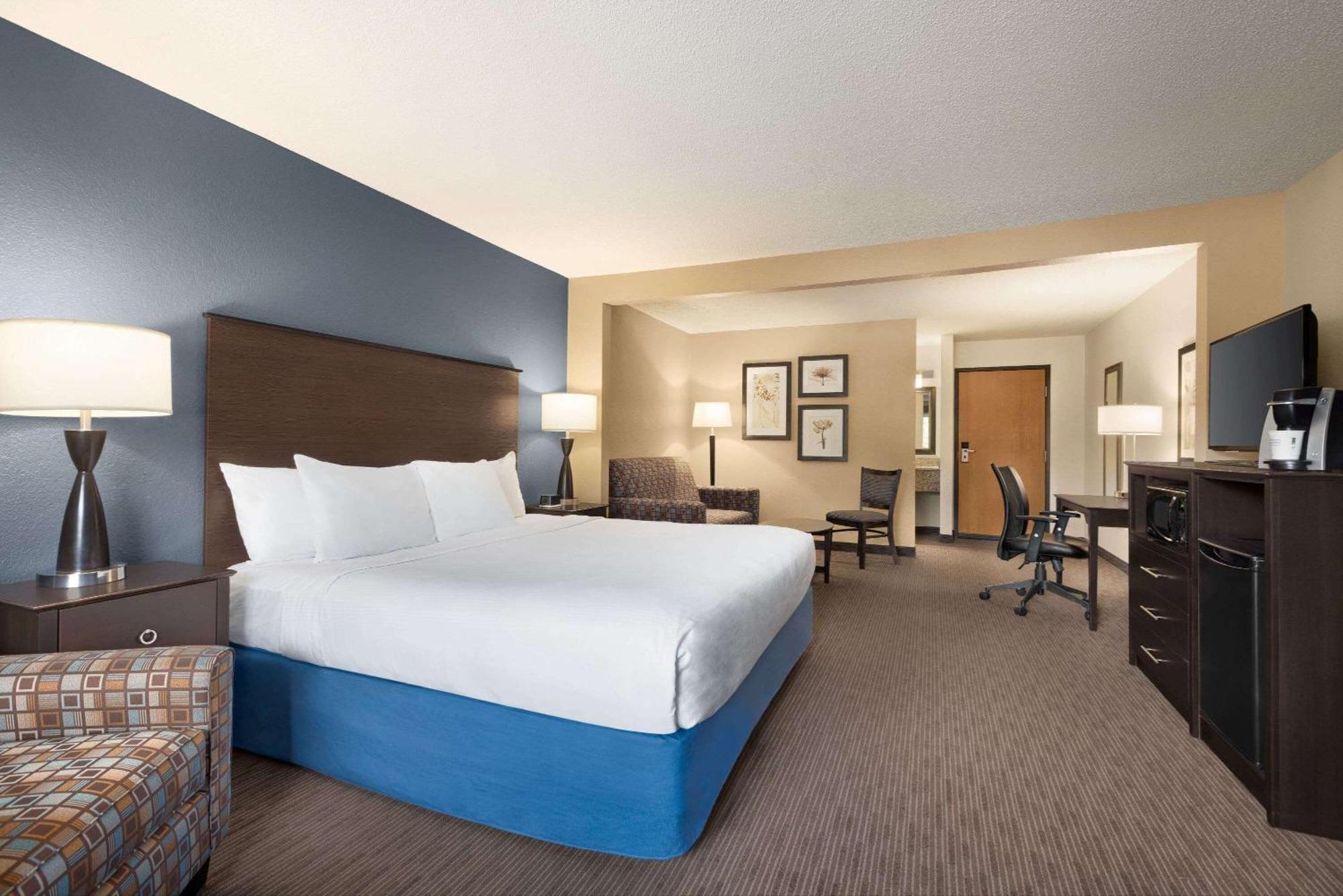 1 King Bed Studio Suite Non-Smoking