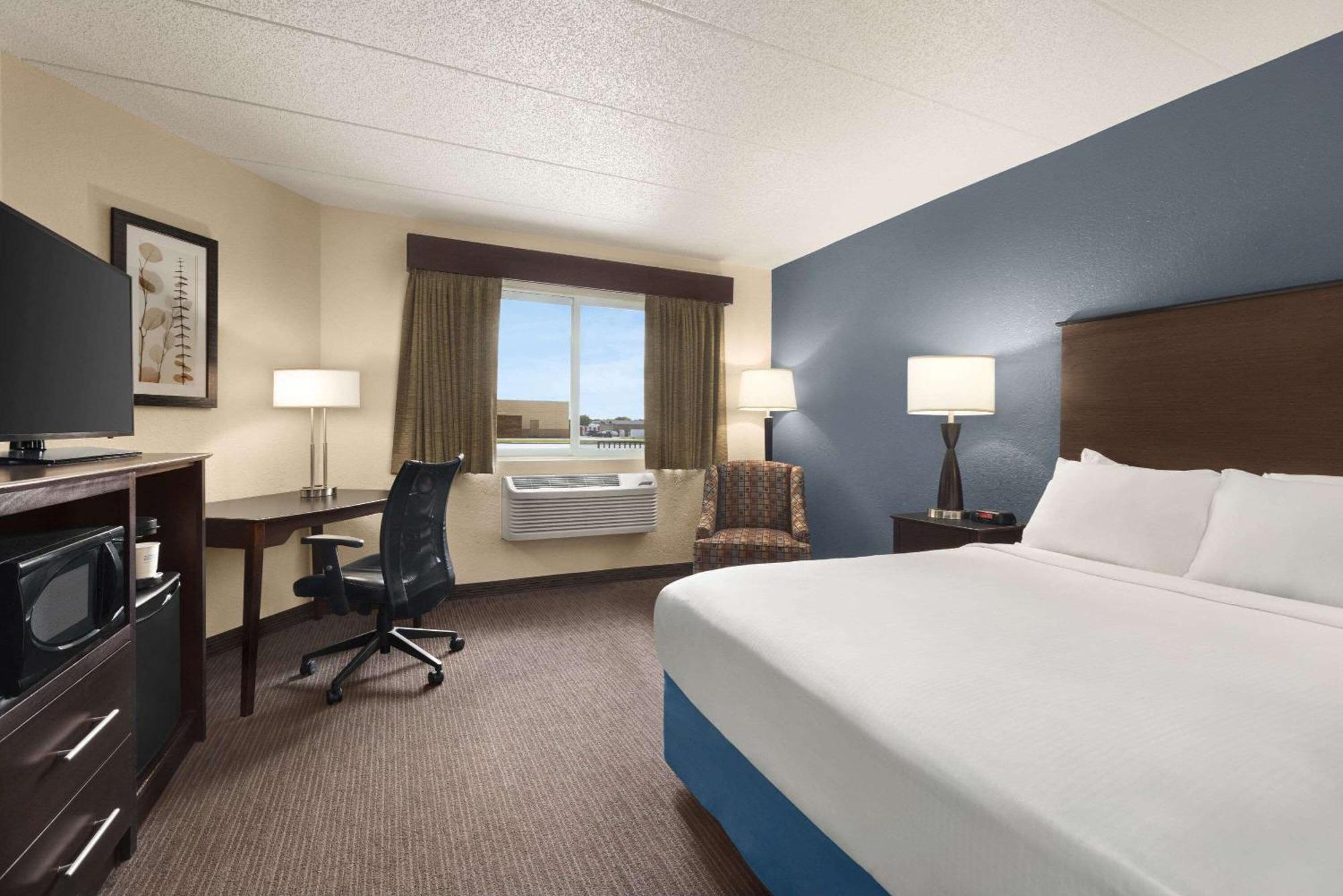 1 Queen Bed Mobility Accessible Room Non-Smoking