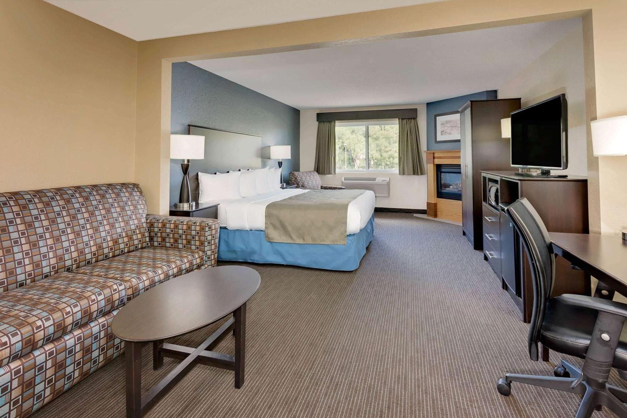 1 King Bed Studio Suite Non-Smoking