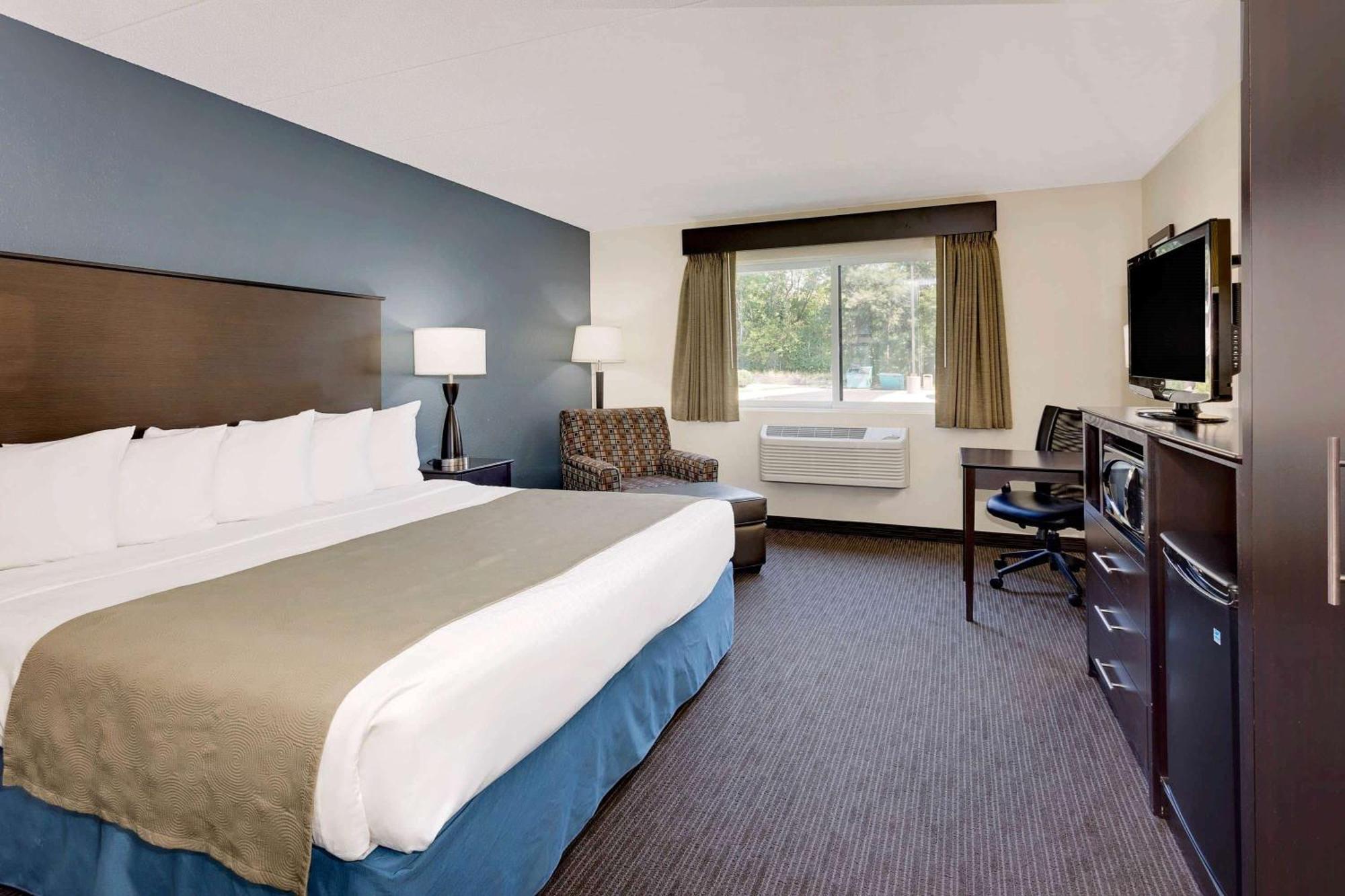 1 King Bed Studio Suite Non-Smoking